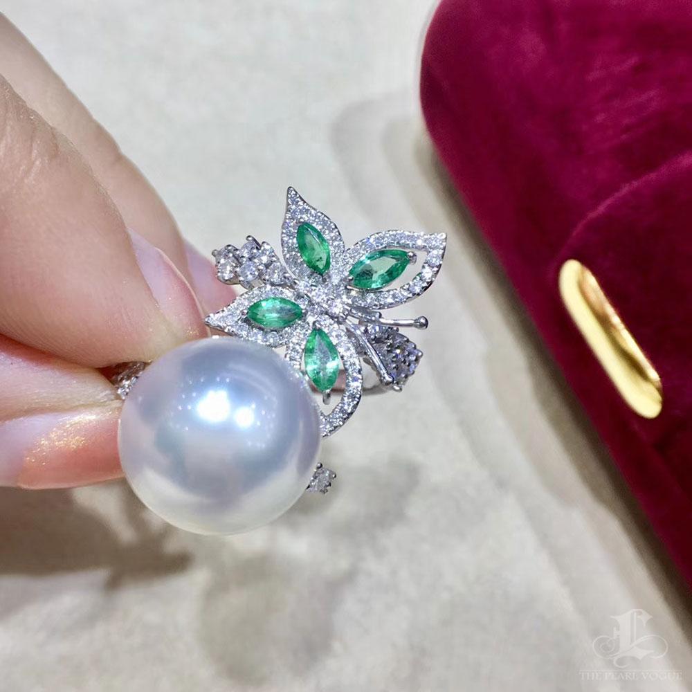 【Sinfonia di vite】 Anello con perle dei mari del sud e diamanti con farfalla di smeraldo, oro 18k in vendita 1