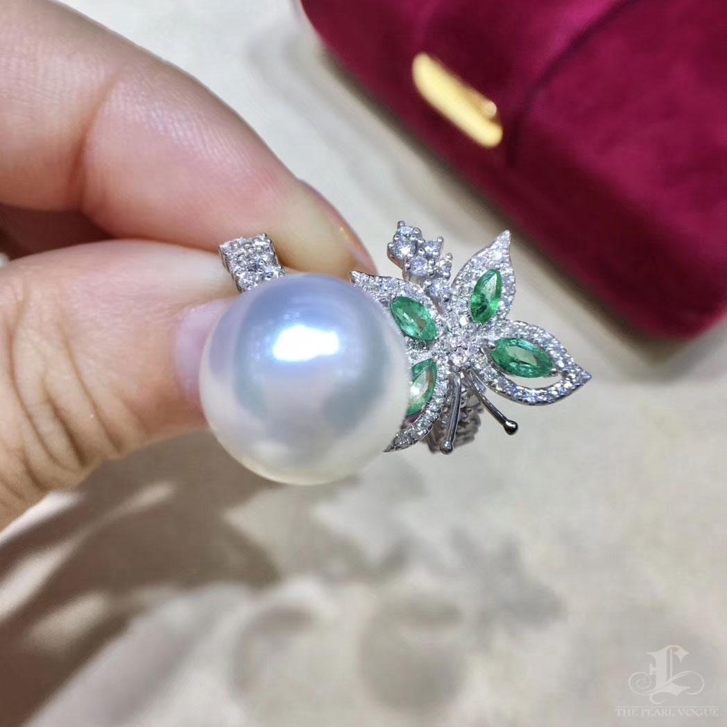 【Sinfonia di vite】 Anello con perle dei mari del sud e diamanti con farfalla di smeraldo, oro 18k in vendita 2