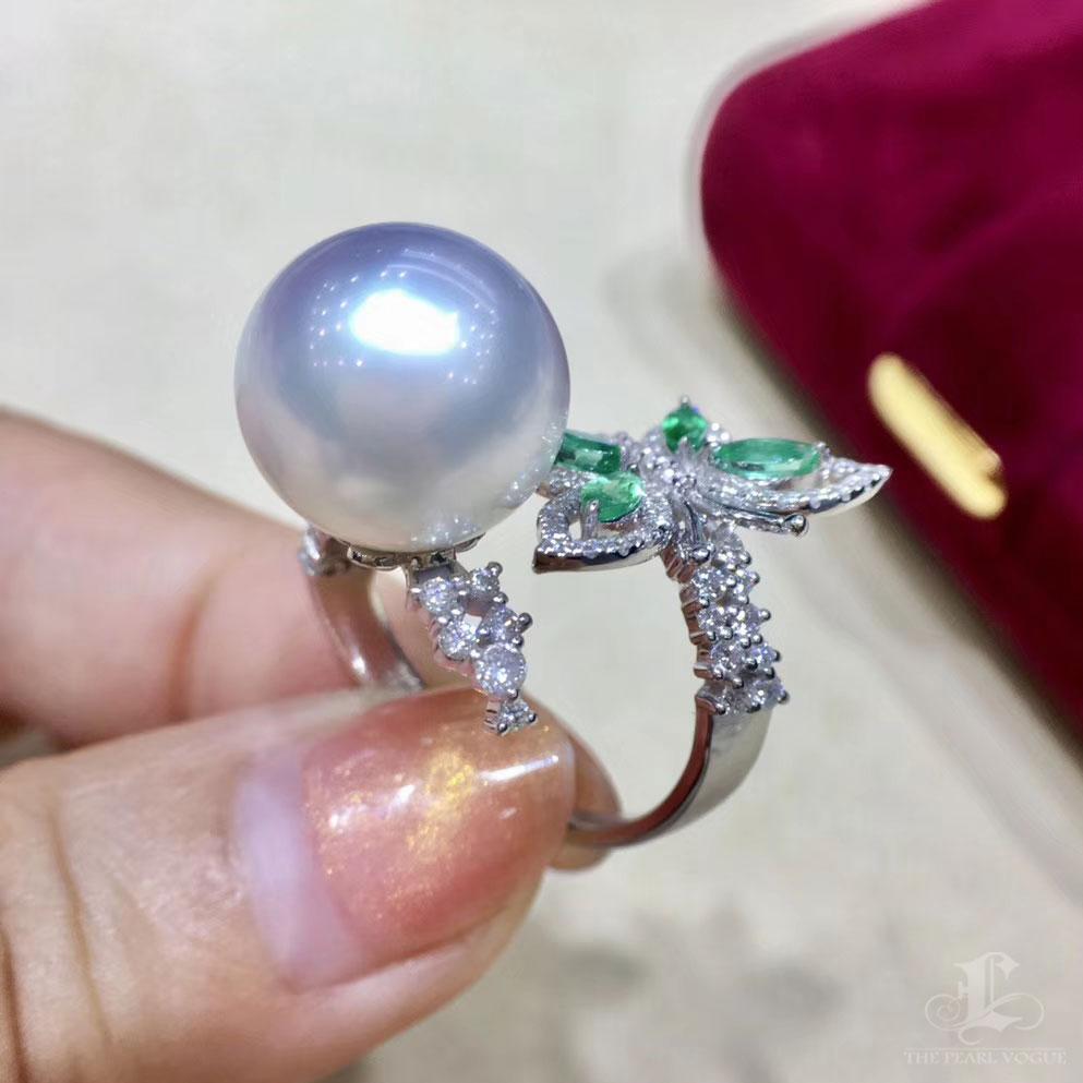 【Sinfonia di vite】 Anello con perle dei mari del sud e diamanti con farfalla di smeraldo, oro 18k in vendita 3