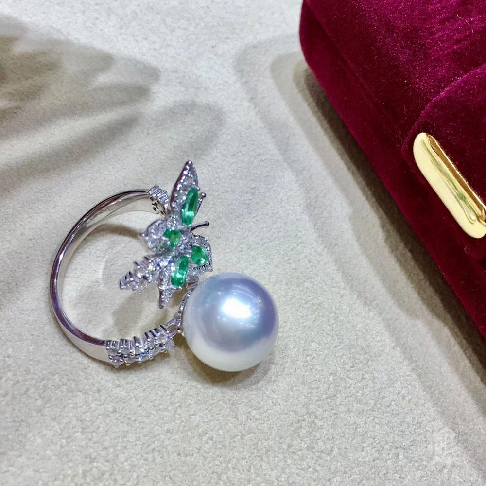 【Sinfonia di vite】 Anello con perle dei mari del sud e diamanti con farfalla di smeraldo, oro 18k in vendita 4