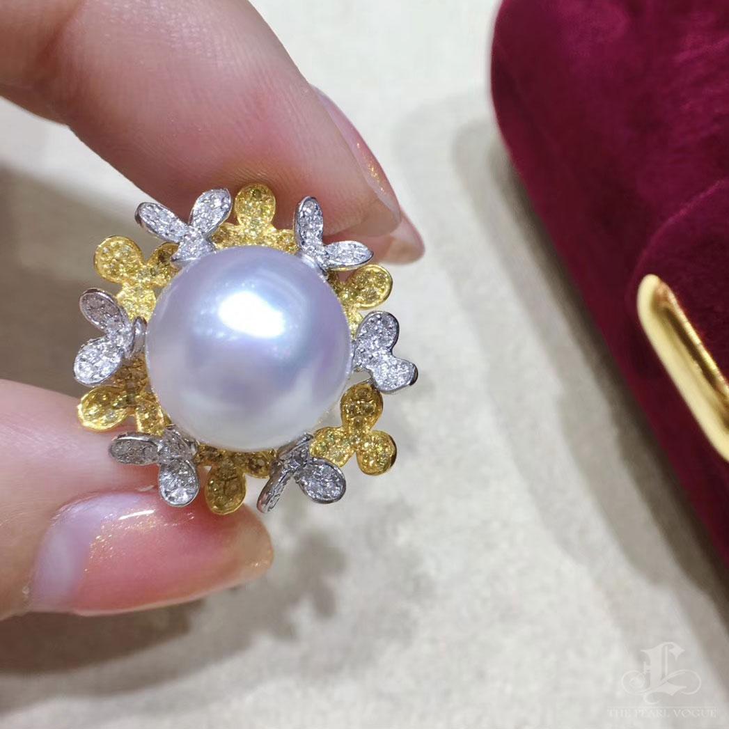 【Sinfonia di vite】 Anello con perle dei mari del sud e diamanti, oro 18k In condizioni Nuovo in vendita a New York, NY