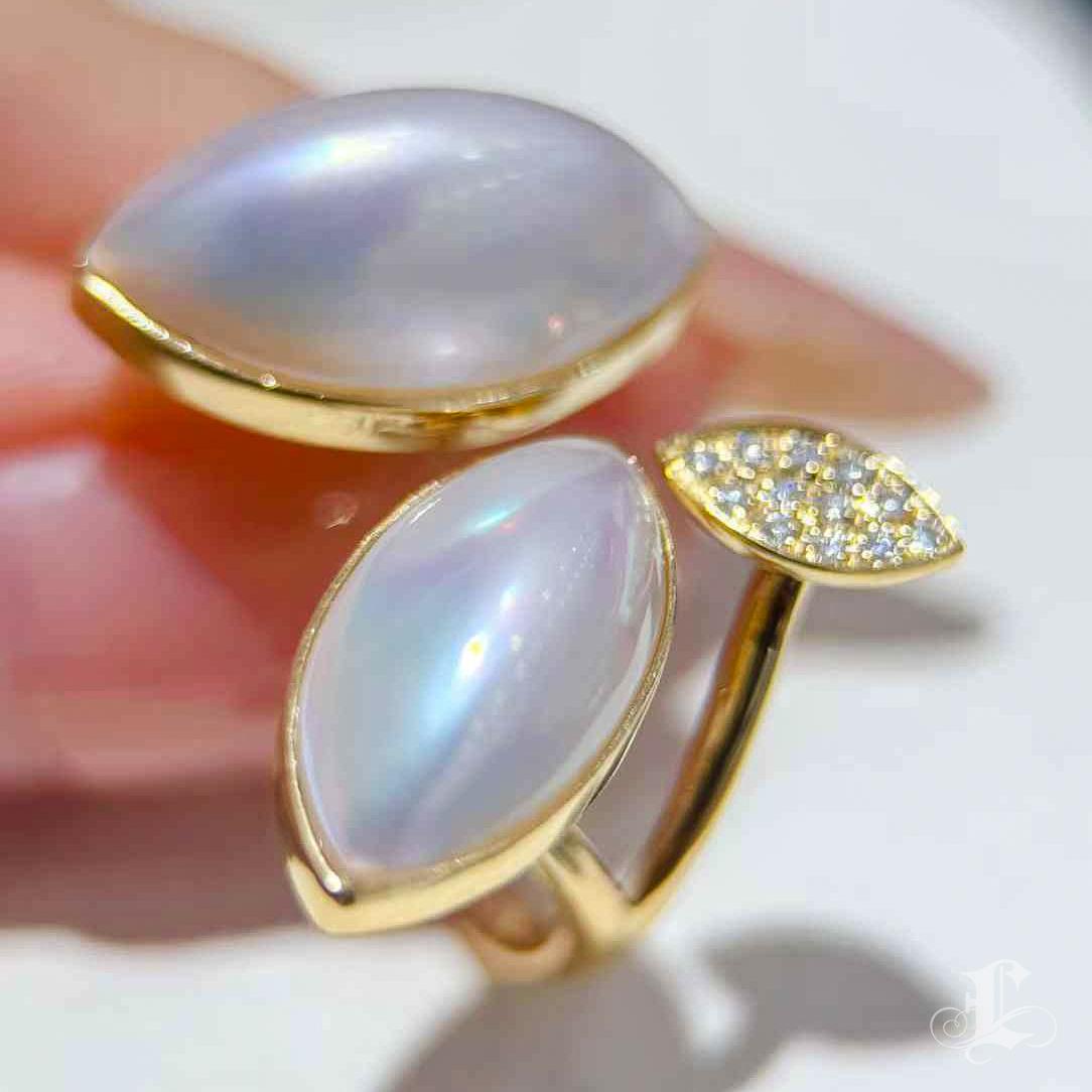 【Vine Symphony】Leaf Whisper Aurora Japanese Mabe Pearl & Diamond Ring In New Condition For Sale In New York, NY
