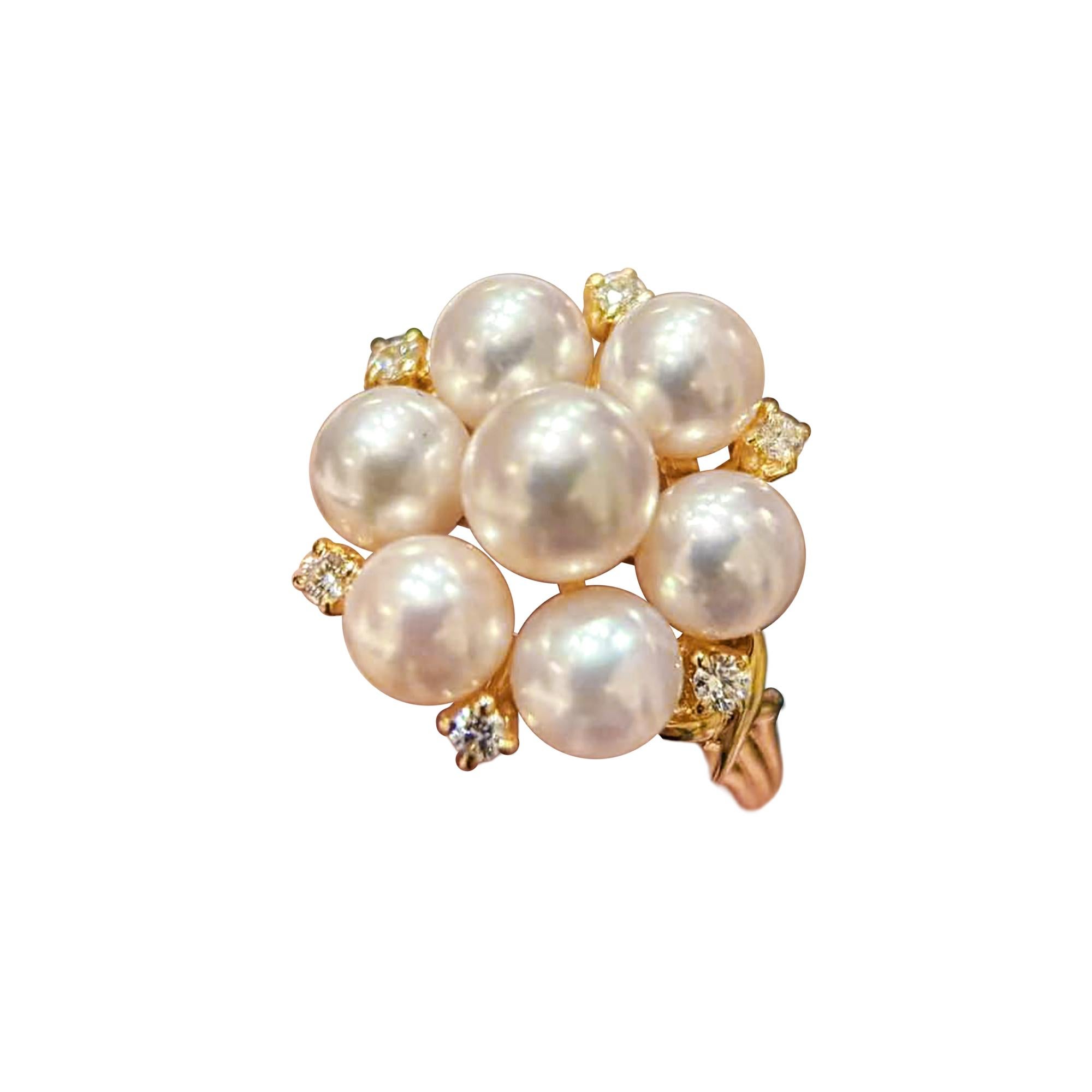 Dalla casa Mikimoto, famosa per essere stata la pioniera delle perle coltivate, arriva questo anello luminoso che incarna un'eleganza senza tempo. Una costellazione di perle Akoya sboccia come un grappolo radioso, la cui lucentezza a specchio è