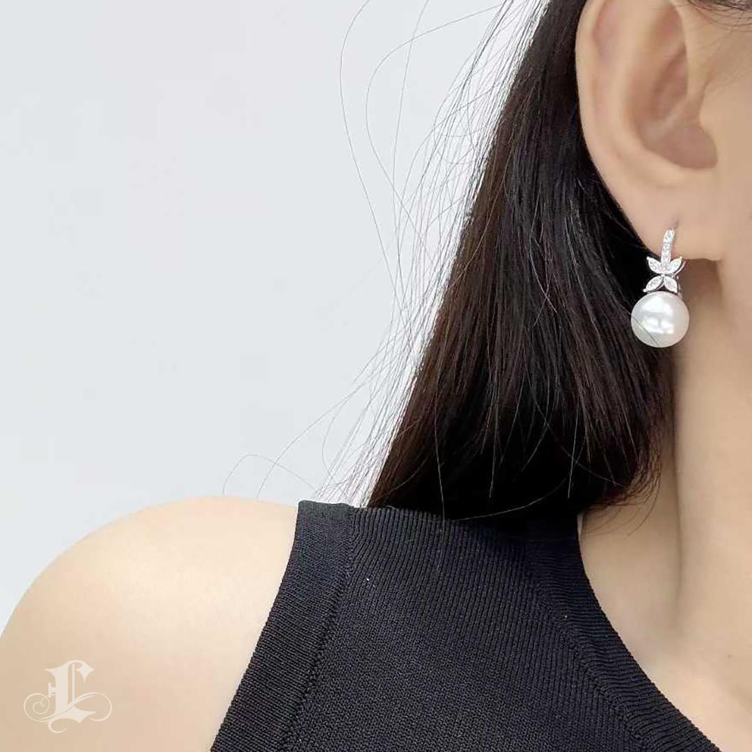 Grezzo Orecchini di perle dei mari del sud con diamanti e aurora incastonati a petali in vendita