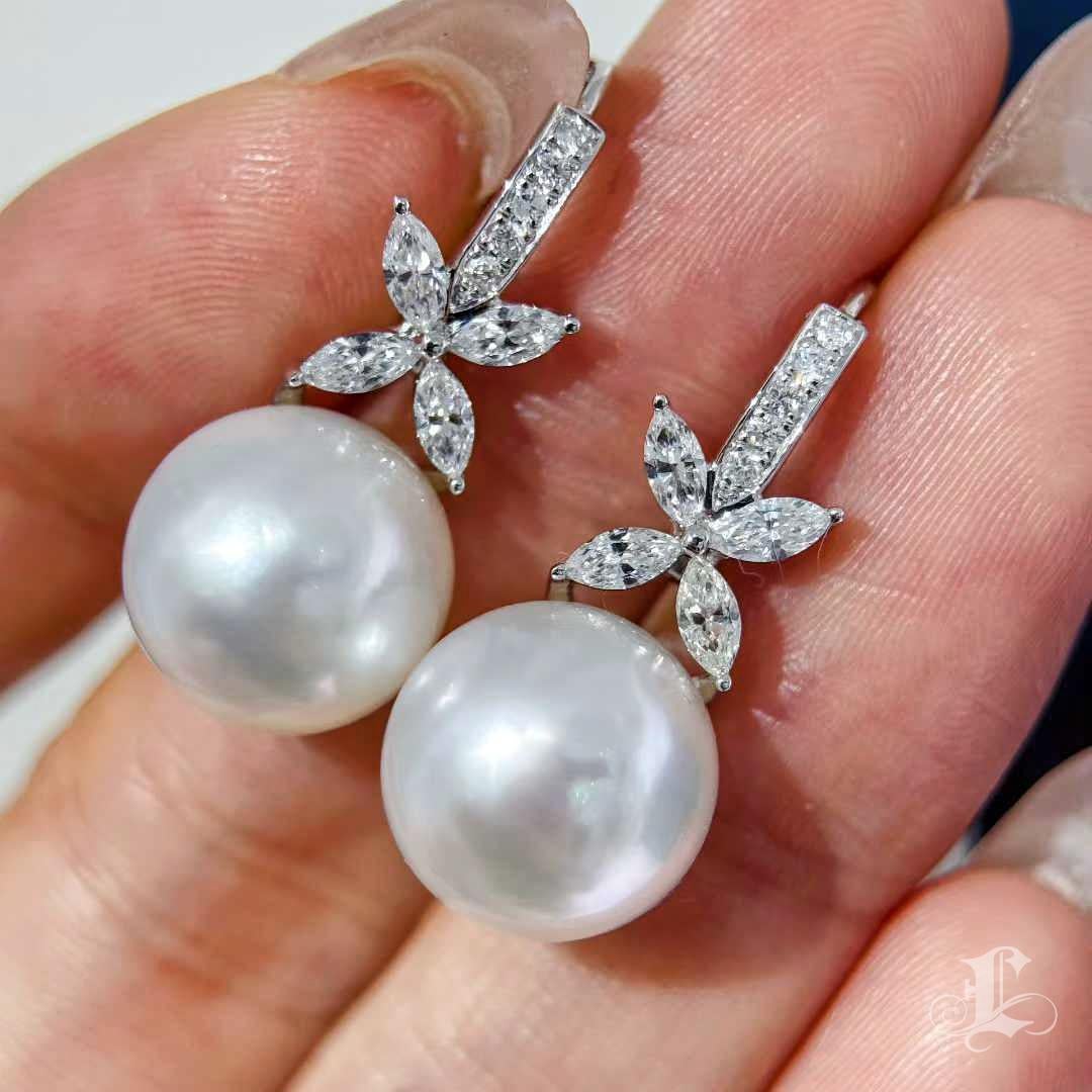 Orecchini di perle dei mari del sud con diamanti e aurora incastonati a petali In condizioni Nuovo in vendita a New York, NY