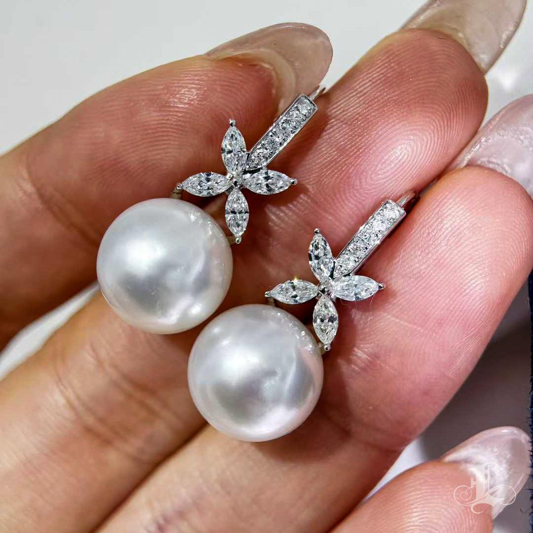 Donna Orecchini di perle dei mari del sud con diamanti e aurora incastonati a petali in vendita