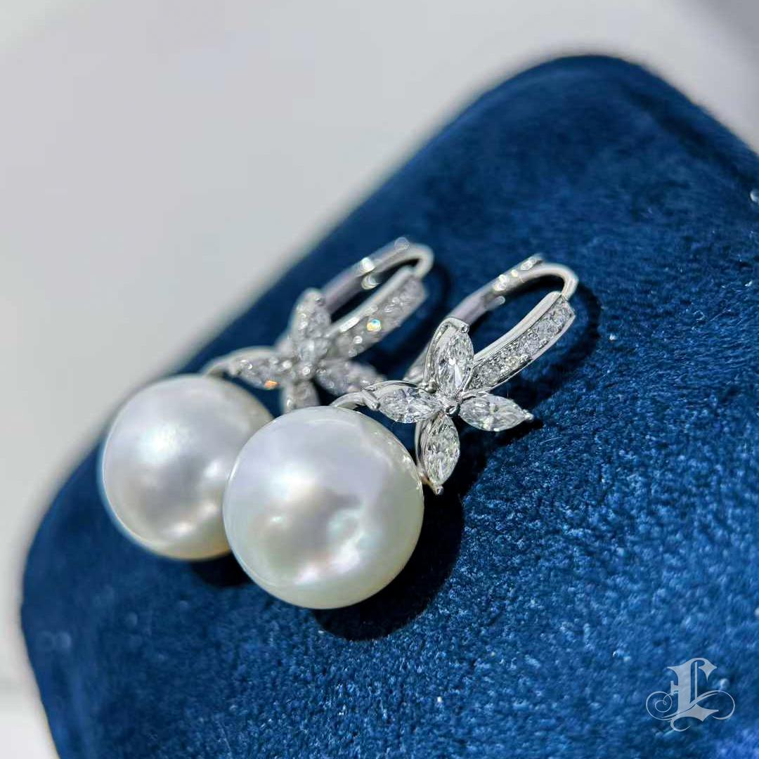 Orecchini di perle dei mari del sud con diamanti e aurora incastonati a petali in vendita 1