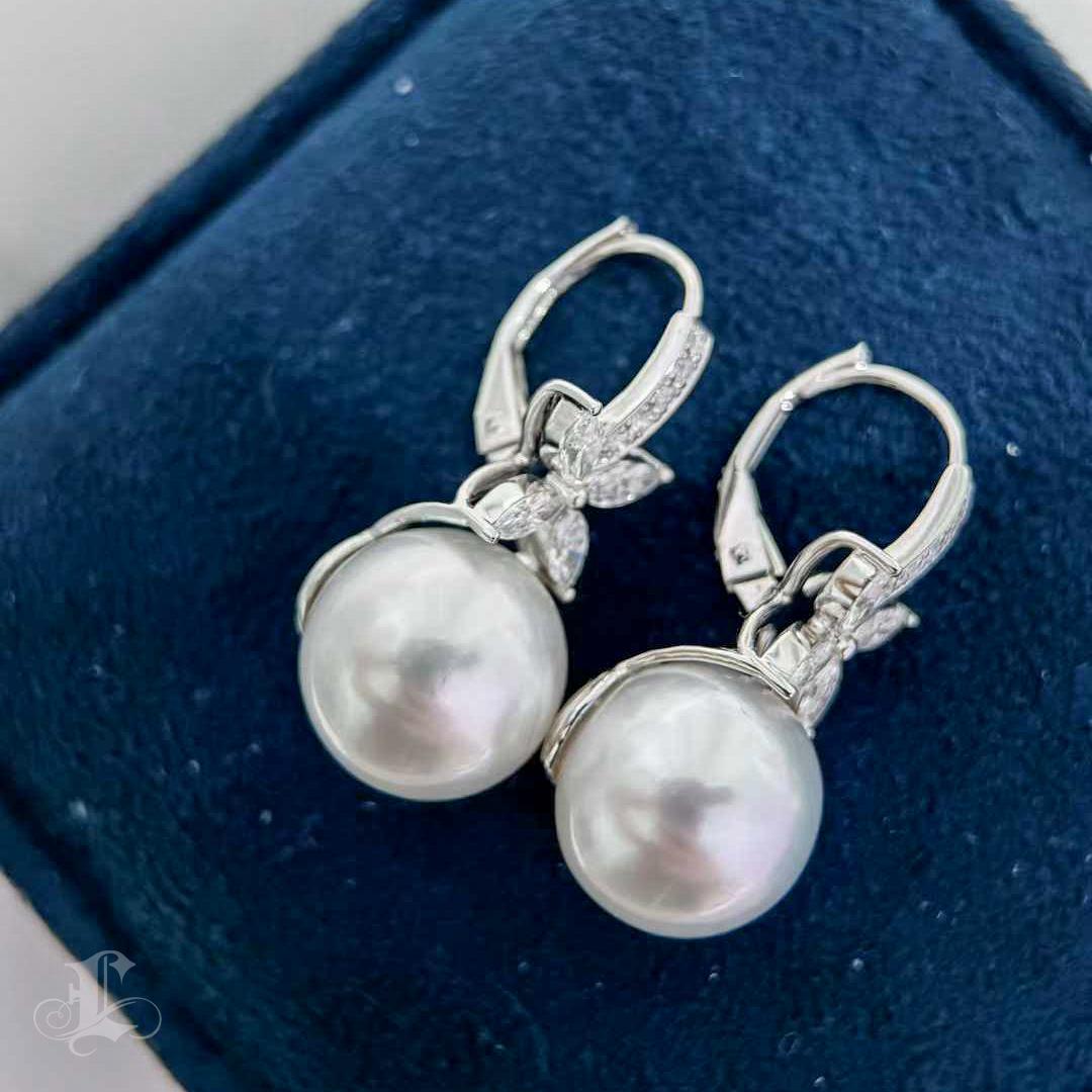 Orecchini di perle dei mari del sud con diamanti e aurora incastonati a petali in vendita 2