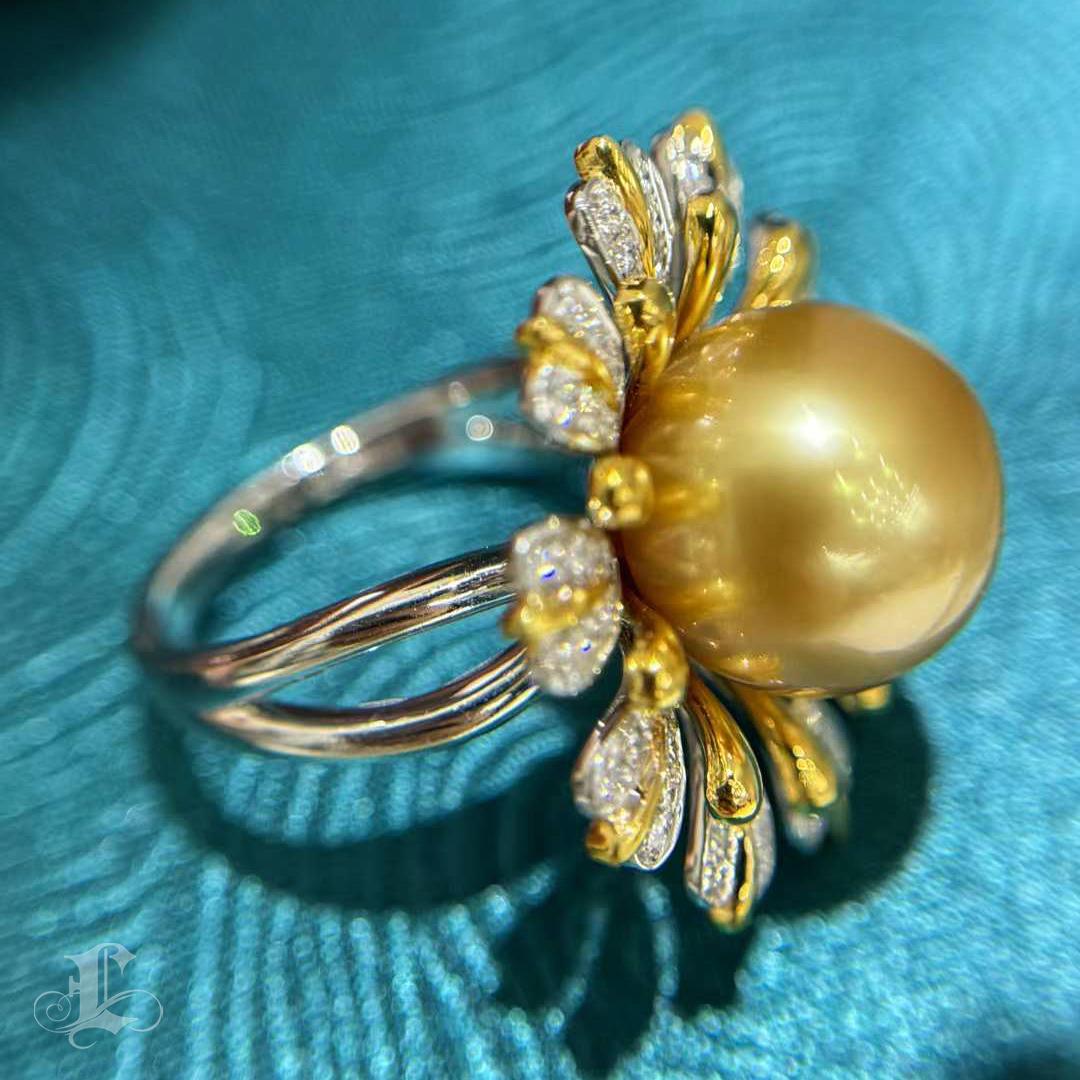 【Vine Symphony】Sunburst Bloom Bague diamant perle des mers du sud dorée en vente 1