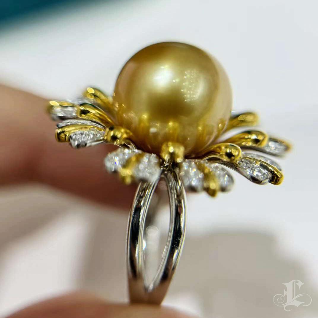 【Vine Symphony】Sunburst Bloom Bague diamant perle des mers du sud dorée en vente 2