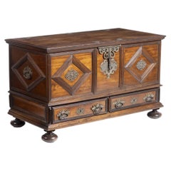 Vine wood chest - 17th century