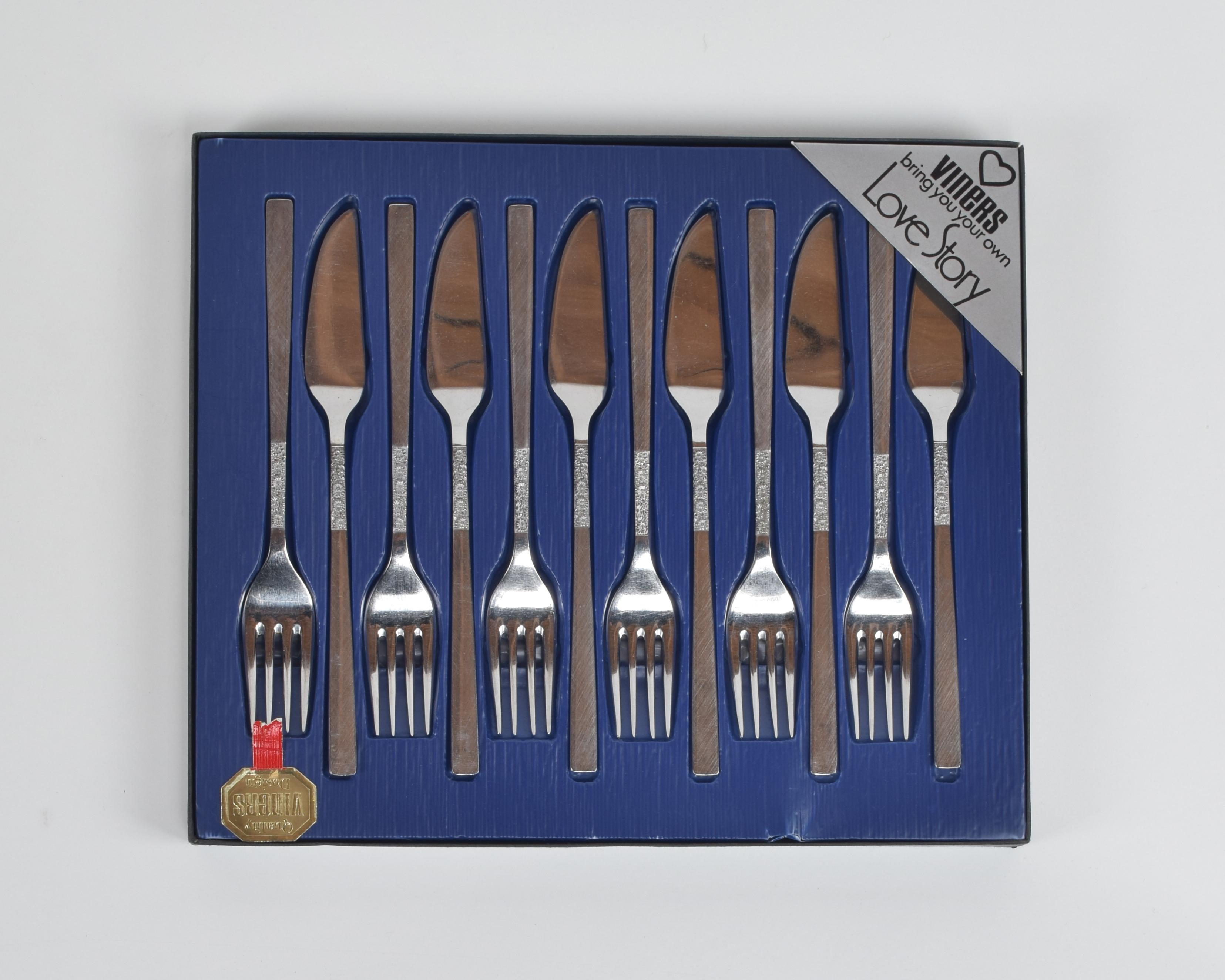 Viners, UK (manufacturer)

‘Love Story′ cutlery, Fish eaters, boxed set (12 pieces), 1970s

6 x forks, 6 x fish knives.

Stainless steel.
Original presentation box.
This set is from the first production series.
Excellent condition with some light
