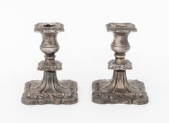 Juego de dos candelabros de plata chapada «Viners of Sheffield»