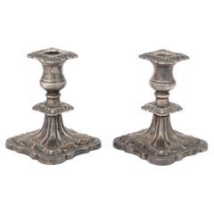 Juego de dos candelabros de plata chapada «Viners of Sheffield»