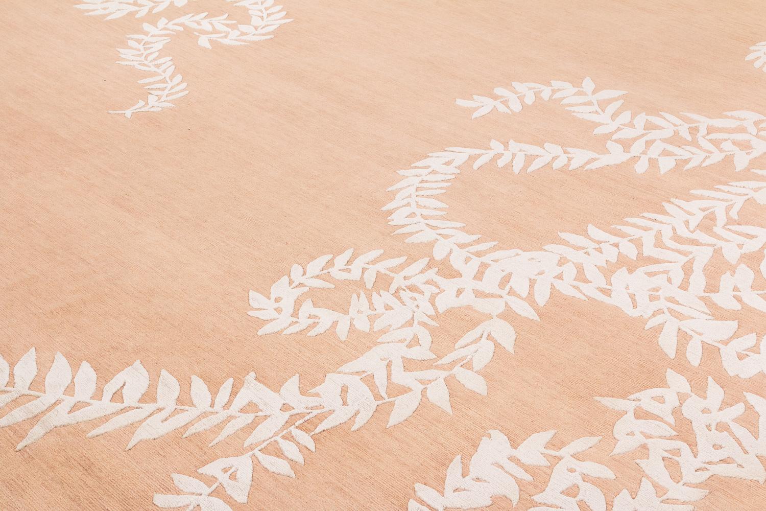Cette collection captivante est le fruit du partenariat créatif entre Joseph Carini et l'artiste Michelle Weinberg. Elle allie des couleurs vives, des motifs complexes et un art textile exceptionnel. Leur enthousiasme commun pour les compositions