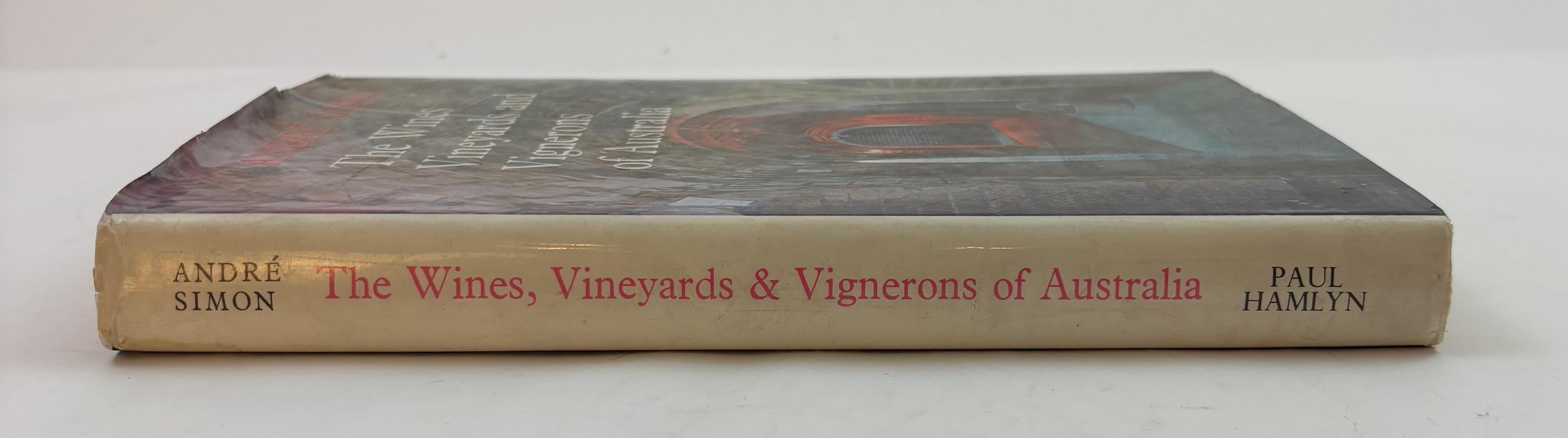I vini I vigneti e i vignerons dell'Australia di Andre SIMON.
Prima edizione. Quarto, 194 pp.
Illustrazioni a colori e in bianco e nero.
Scritto dal prolifico autore e fondatore della Wine and Food Society.
Pubblicato da Paul Hamlyn, Londra,