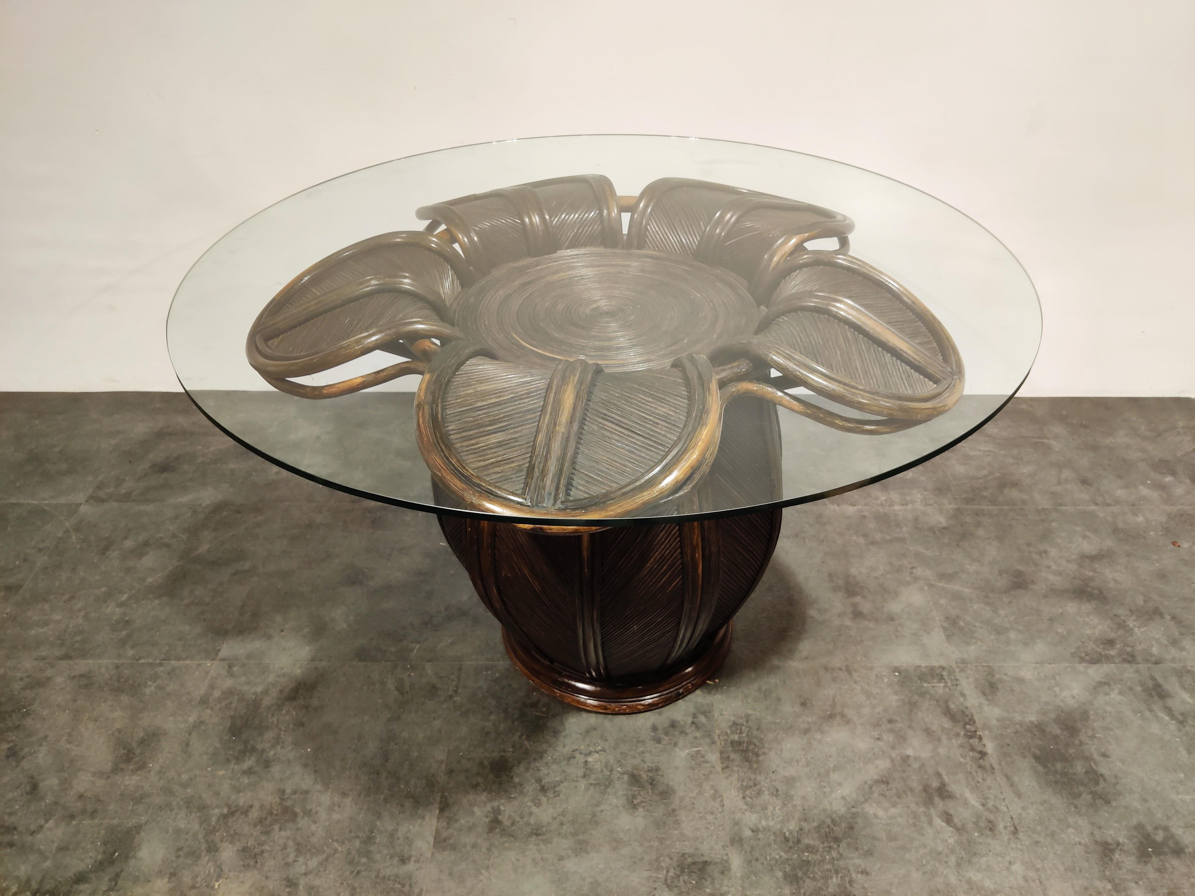 Vintage bamboo flower shaped dining table with a clear round glass top.

Great shape.

Can be used outside as well,

1970s, France

Good condition

Dimensions:

Height 78cm/30.70