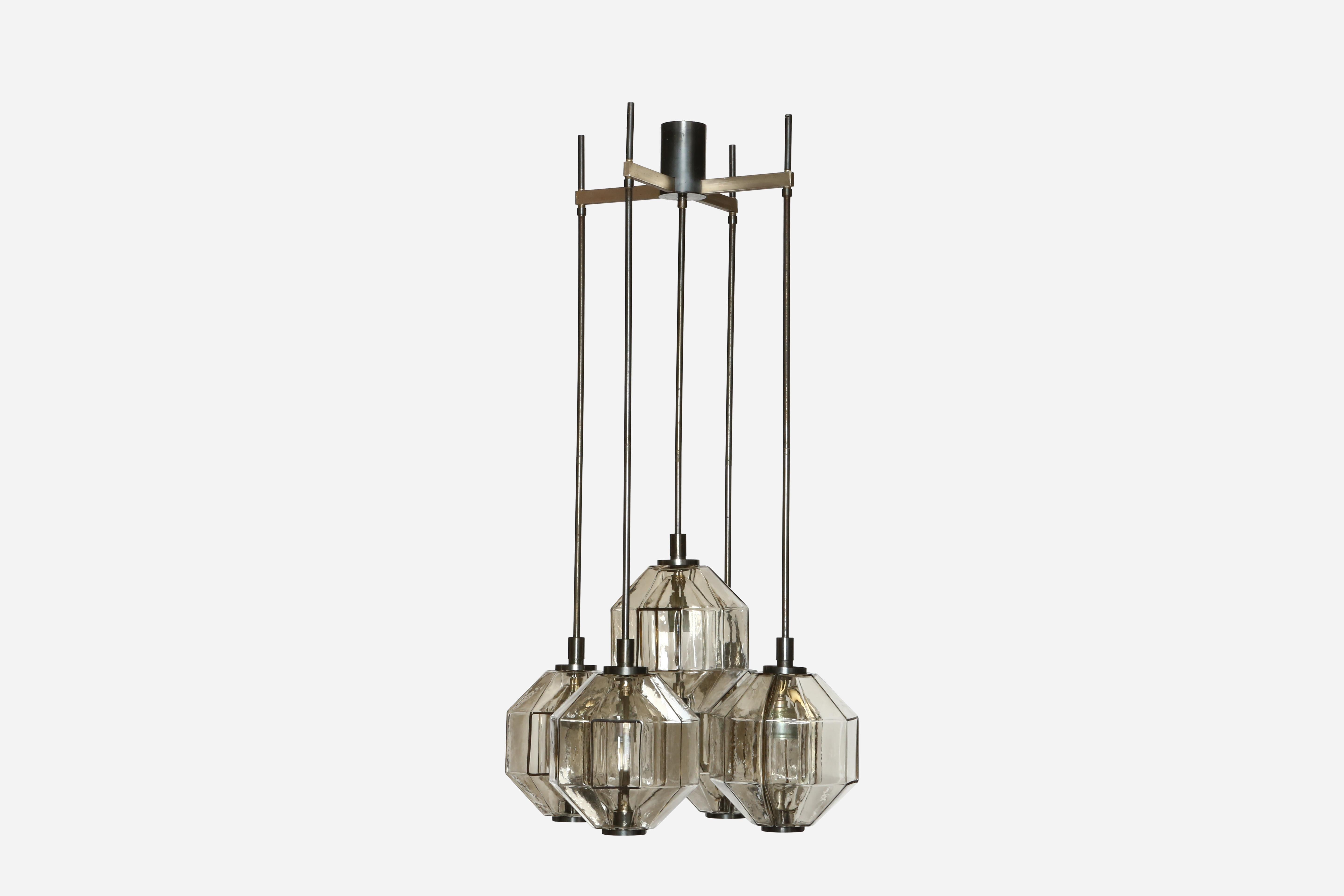 Vinicio Vianello for Vistosi chandelier.
Designed and manufactured in Italy in 1960s.
Five Murano glass spheres on patinated brass frame.
Complimentary US rewiring upon request.

We take pride in bringing vintage fixtures to their full glory