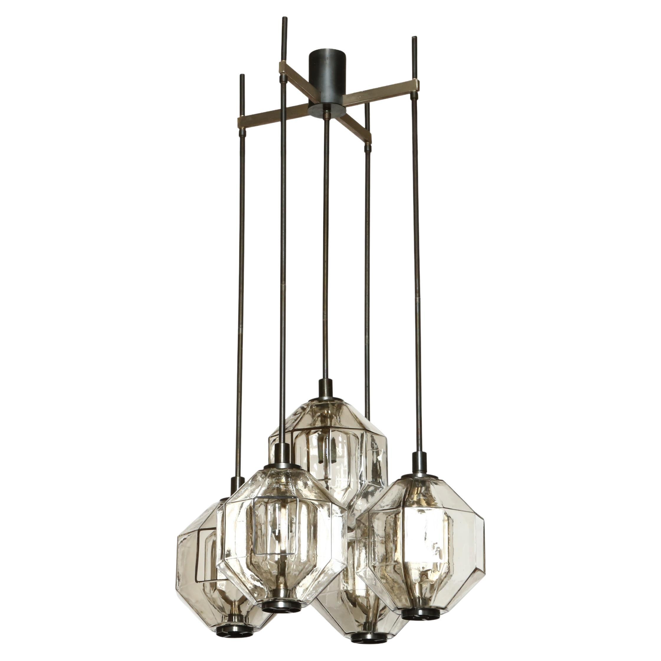 Vinicio Vianello para la lámpara de araña Vistosi.
Diseñado y fabricado en Italia en la década de 1960.
Cinco esferas de cristal de Murano sobre marco de latón patinado.
Recableado estadounidense gratuito previa solicitud.
Recableado GRATUITO en