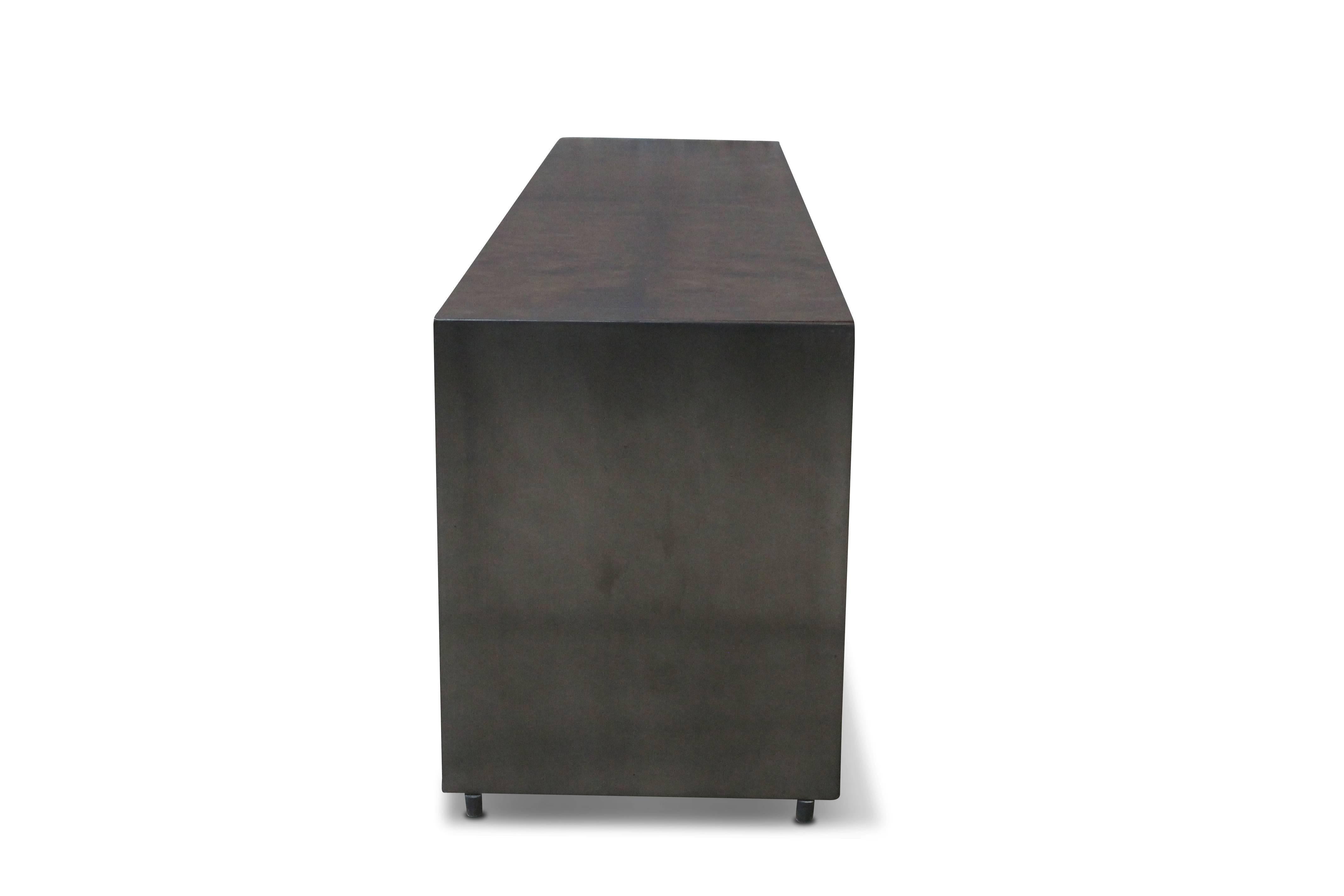 Zeitgenössischer Couchtisch aus Nussbaumholzmaserung und brüniertem Stahl von Costantini, Vinn (Moderne) im Angebot