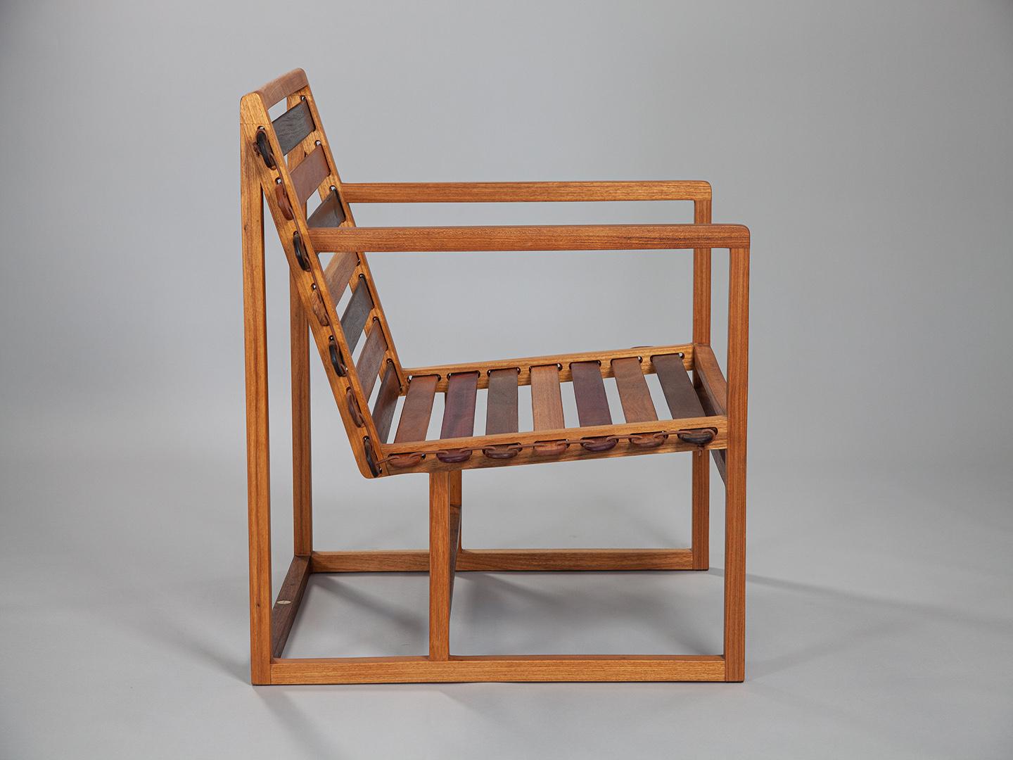 Le fauteuil Vino est une pièce exclusive, créée à partir de bois de qualité supérieure provenant d'autres projets. Avec un design alliant douceur et lignes épurées, il explore avec élégance la flexibilité du bois. L'assise et le dossier sont