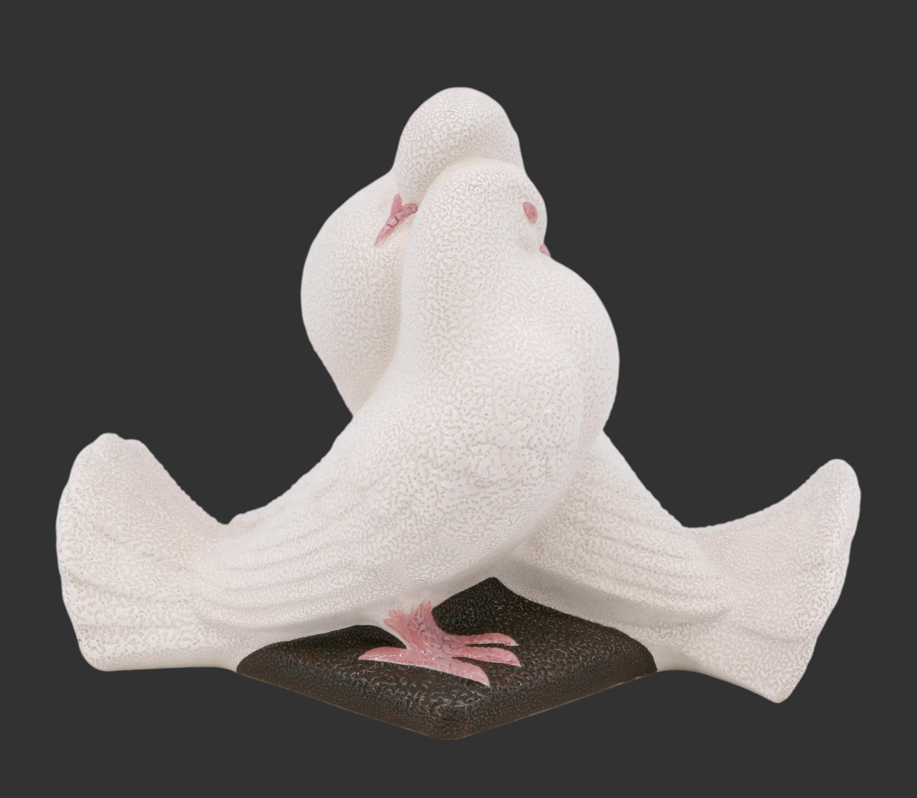 Coppia di colombe in ceramica Art Deco francese di VINSARE (Sèvres), Francia, anni 30

Bellissima scultura in ceramica francese Art Déco raffigurante una coppia di colombe, creata da Vinsare a Sèvres, in Francia, intorno agli anni '30. Questo