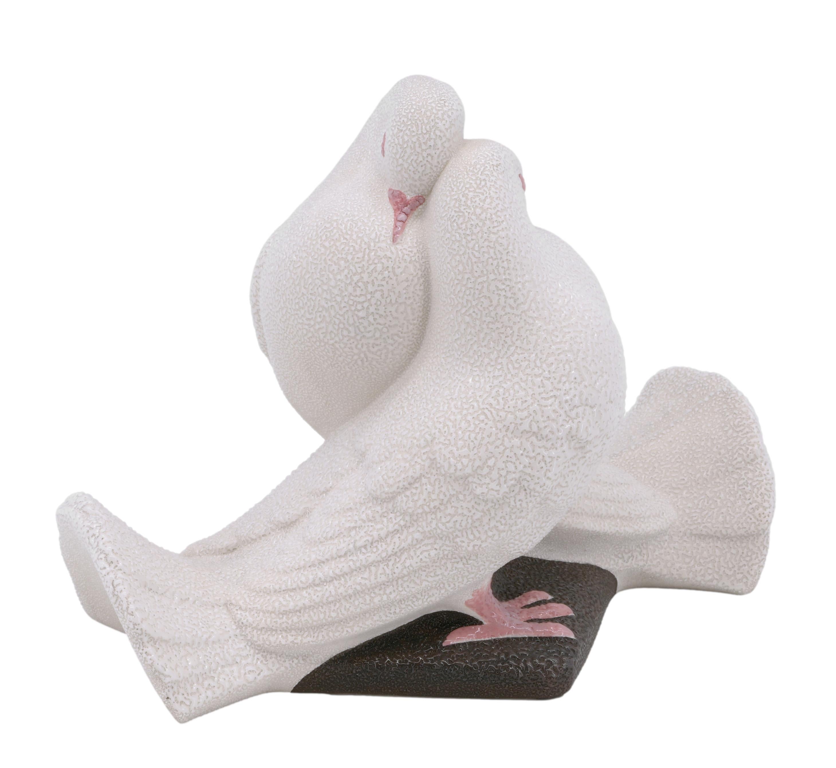 Francese VINSARE Scultura di coppia di colombe in ceramica Art Déco, Sèvres, Francia, 1920 in vendita