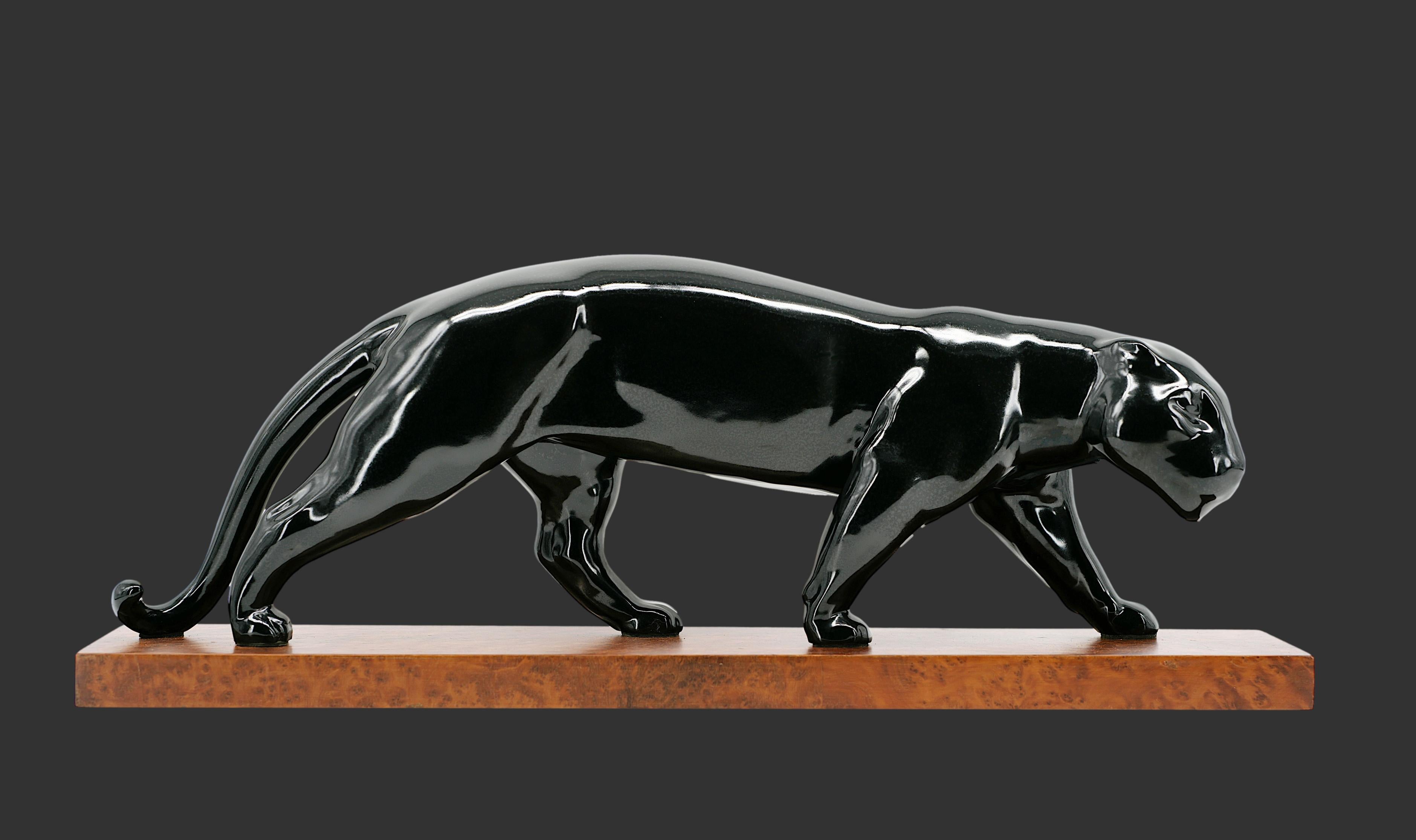 Seltener schwarzer Art Deco-Panther von Paul SAILLY bei VINSARE (Sêvres), 140, Grande Rue, Sêvres, Frankreich, 1920er Jahre. Keramik und Edelholz. Breite: 66,4 cm (26,1