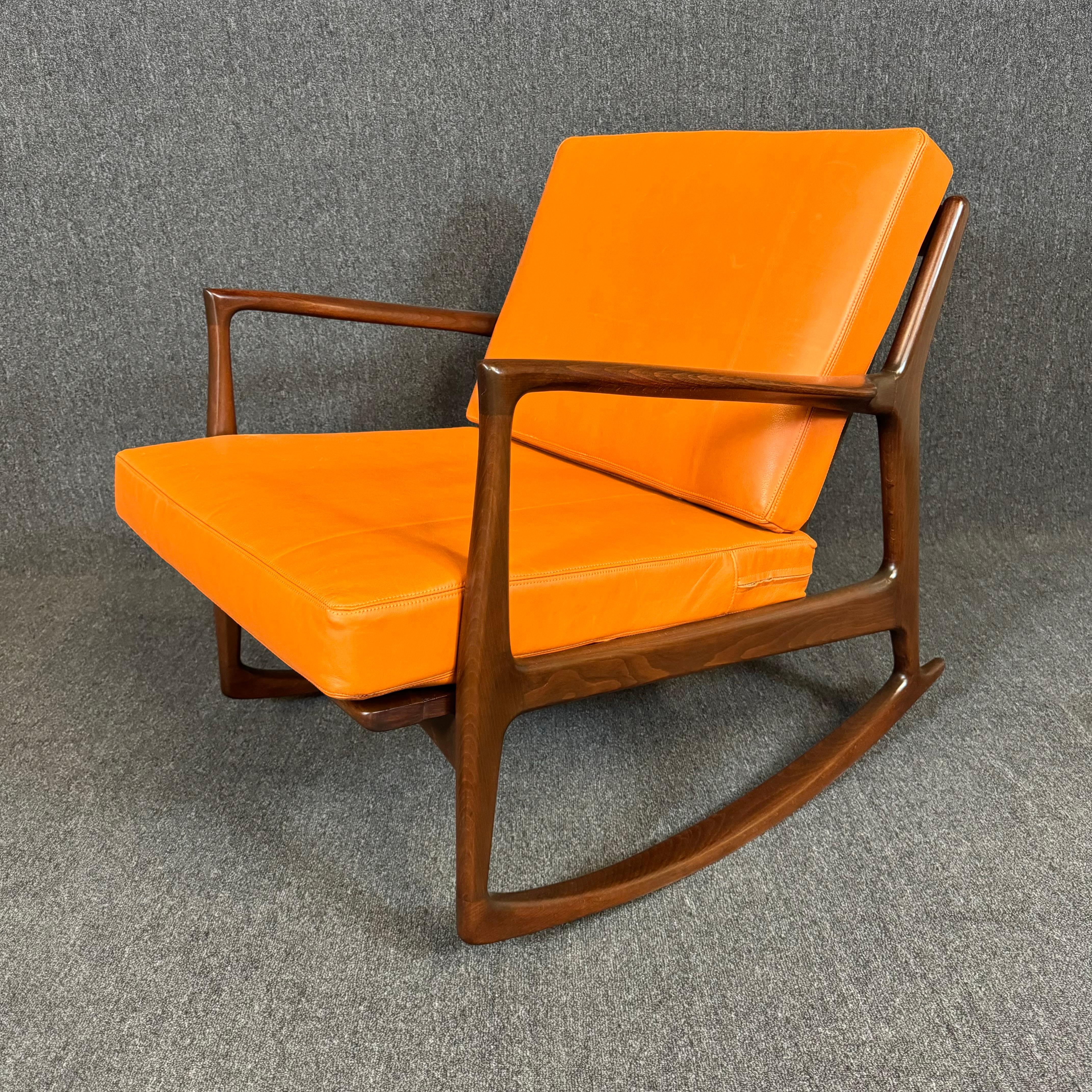 Here is a beautiful scandinavian modern rocking chair designed by Kofod Larsen and manufactured by Selig in Denmark in the 1960's.
This fully refinished and confortable chair features a sculptural frame in solid walnut stained birch showing organic