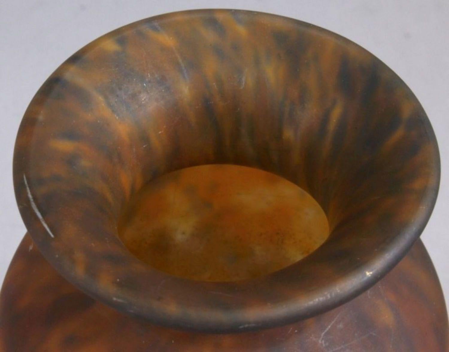 Die Vase von Muller Frères ist ein dekoratives Objekt, das in den 1920er Jahren von Muller Frères

Hergestellt in Frankreich

Körper, schmaler Hals mit ausgestellter Mündung, farbloses Glas, Zwischenschichtdekor aus dichten, flockigen