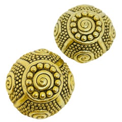 Vintae gold tone etruscan massive designer clip on earrings