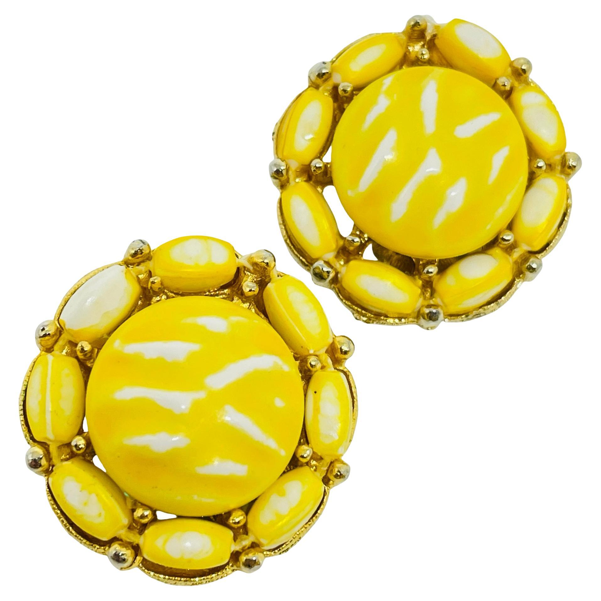 Vintae Gold Ton gelb weiß Kunstglas Designer Clip auf Ohrringe im Angebot