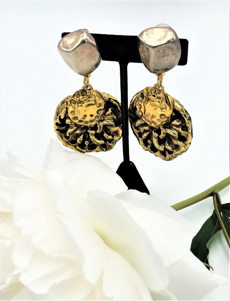 Boucles D'oreilles Clips Vintage Années 80 - Métal Doré, Motif Fleur Et Couture - Occasion