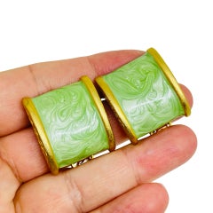 Orecchini a clip di design in tonalità oro con smalto a volute, vintage.