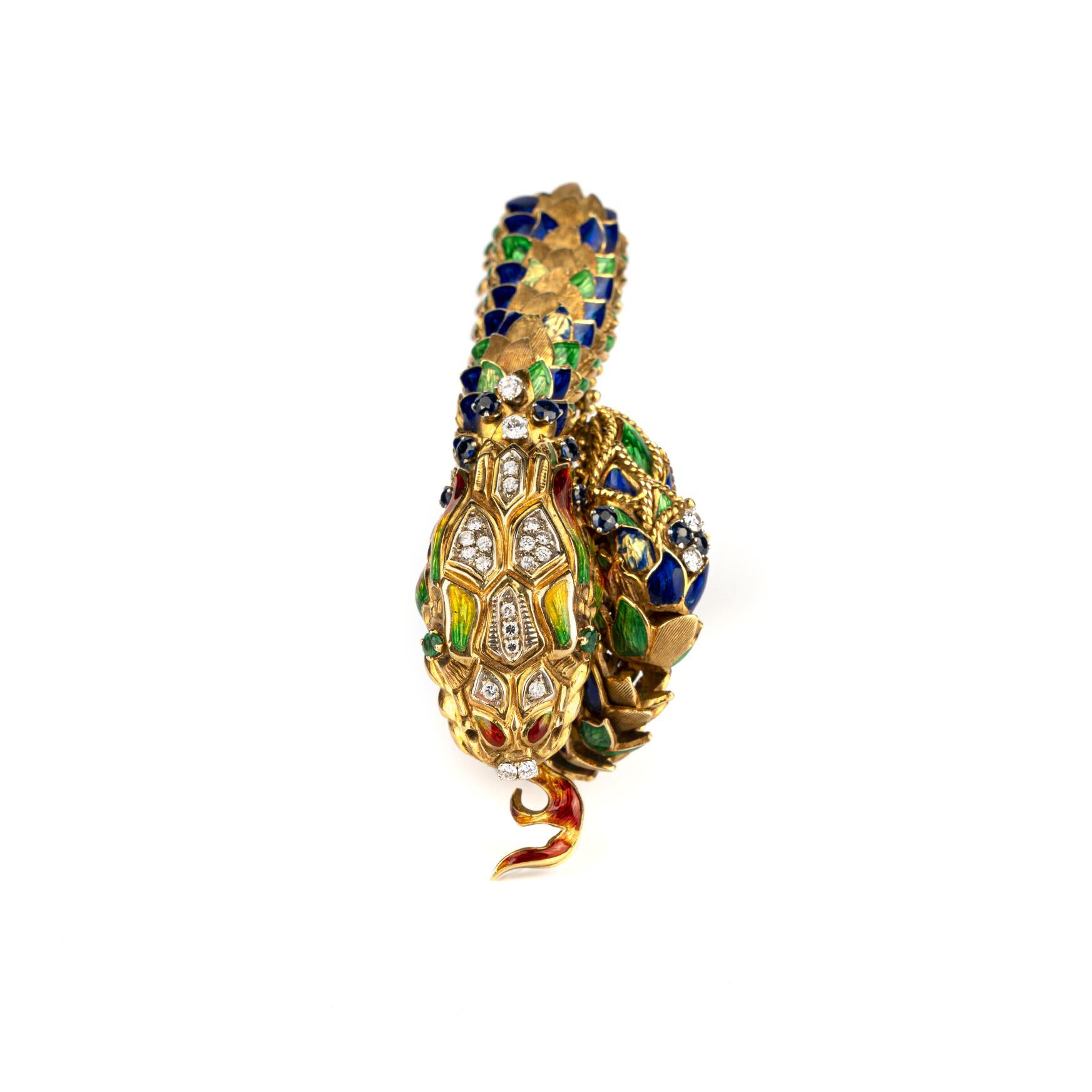 Bracelet serpent raffiné monté sur or jaune 18k avec émail guilloché multicolore et diamants. Fabriqué en Italie, vers 1960.