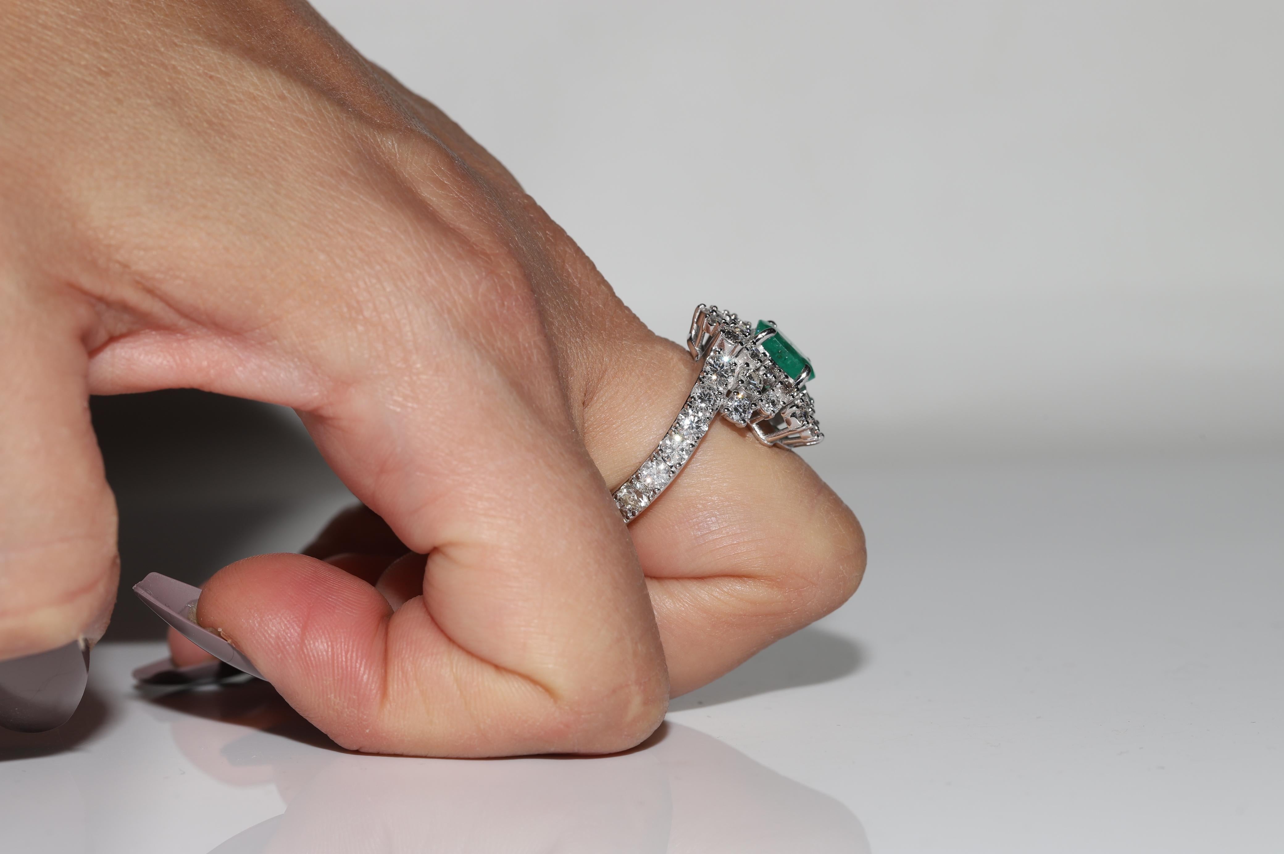 Vintaga 18k Gold natürlicher Diamant und Smaragd dekoriert starker Ring im Angebot 11