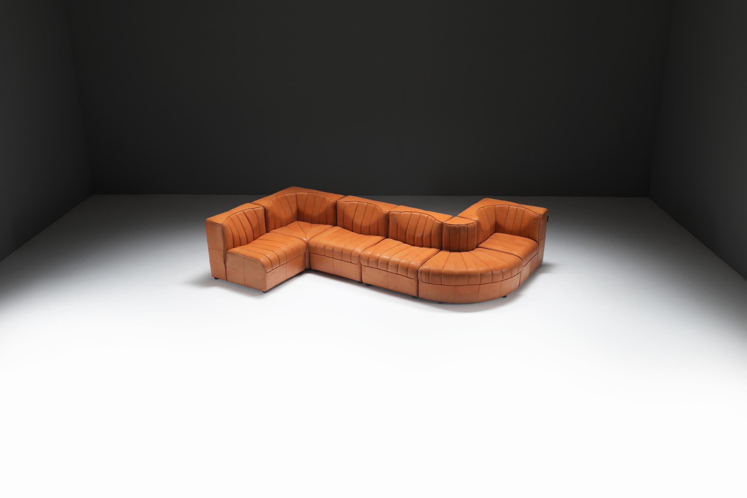 Sofá Modular, Estilo Tito Agnoli, Ligne J.F. Mur, Francia, 1970
Sofá Modular de Piel Italiana Natural con Respaldo Aero Esculpido y Esquinas Curvas

Este raro sofá modular fue fabricado en los años 70 por la exclusiva marca francesa Ligne J.F. Mur,