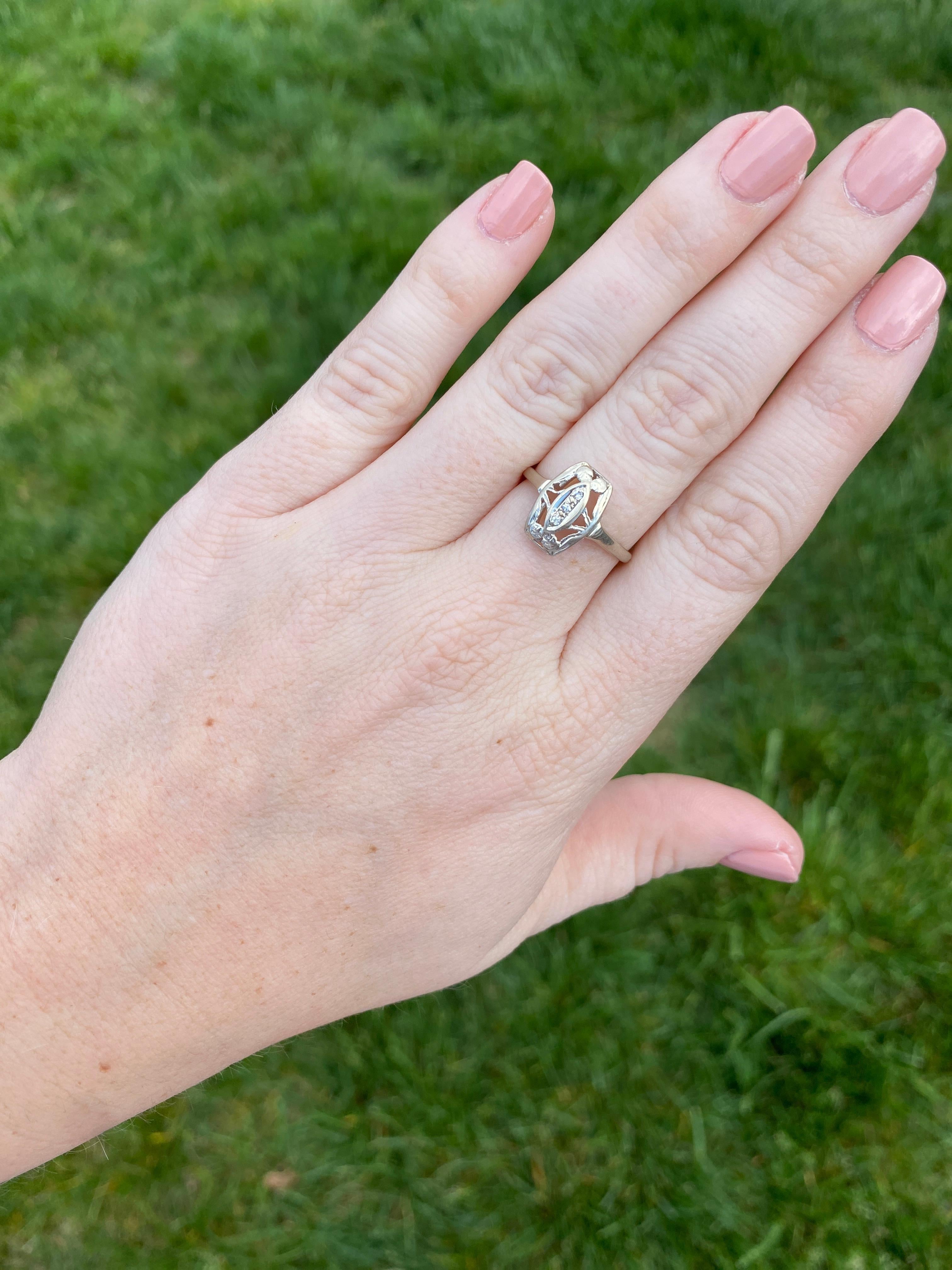 Vintage 0,03ctw Diamant Navette Ring, 14k Weißgold, Ring, um 1950 im Angebot 2