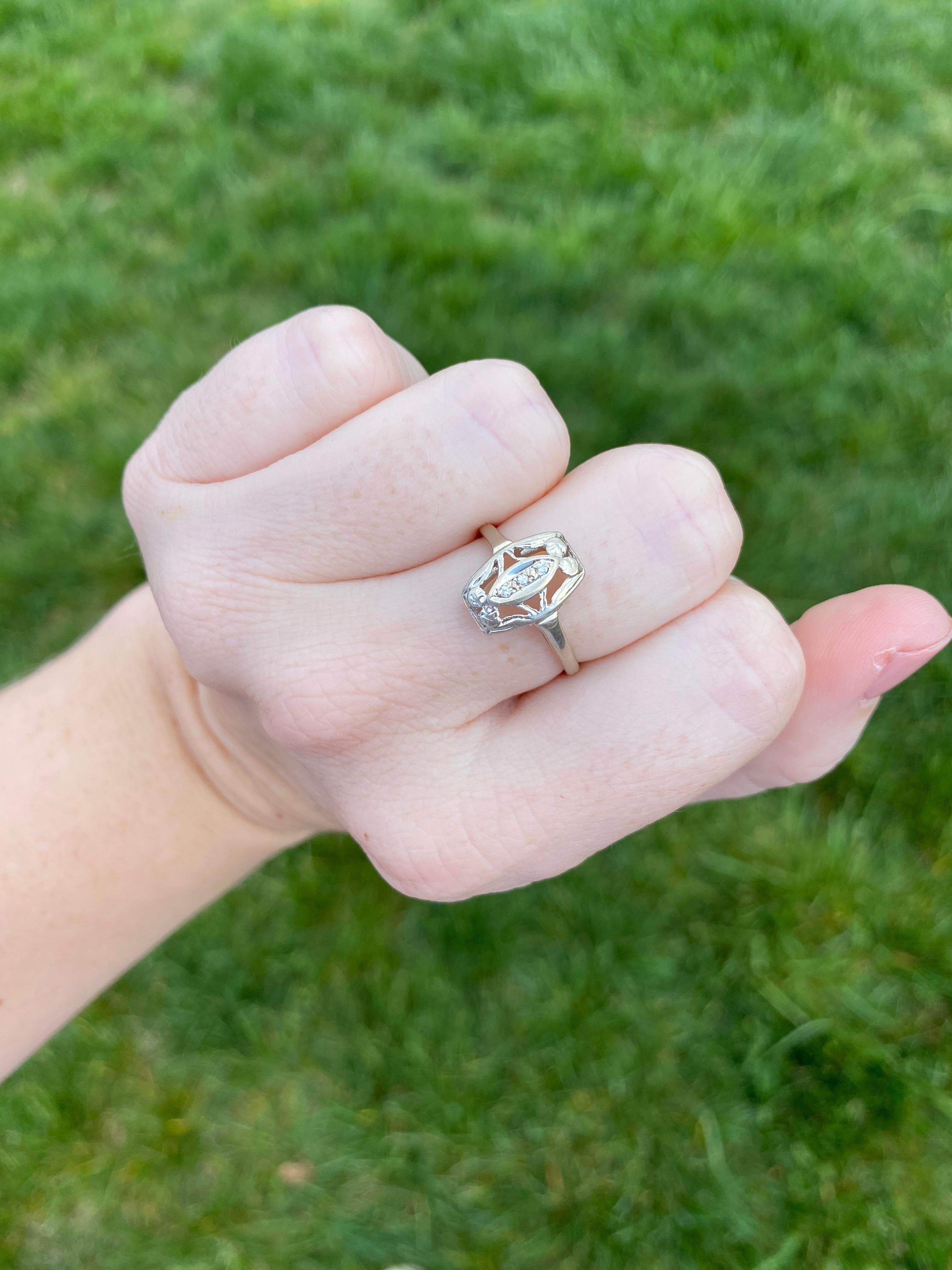 Vintage 0,03ctw Diamant Navette Ring, 14k Weißgold, Ring, um 1950 im Angebot 3