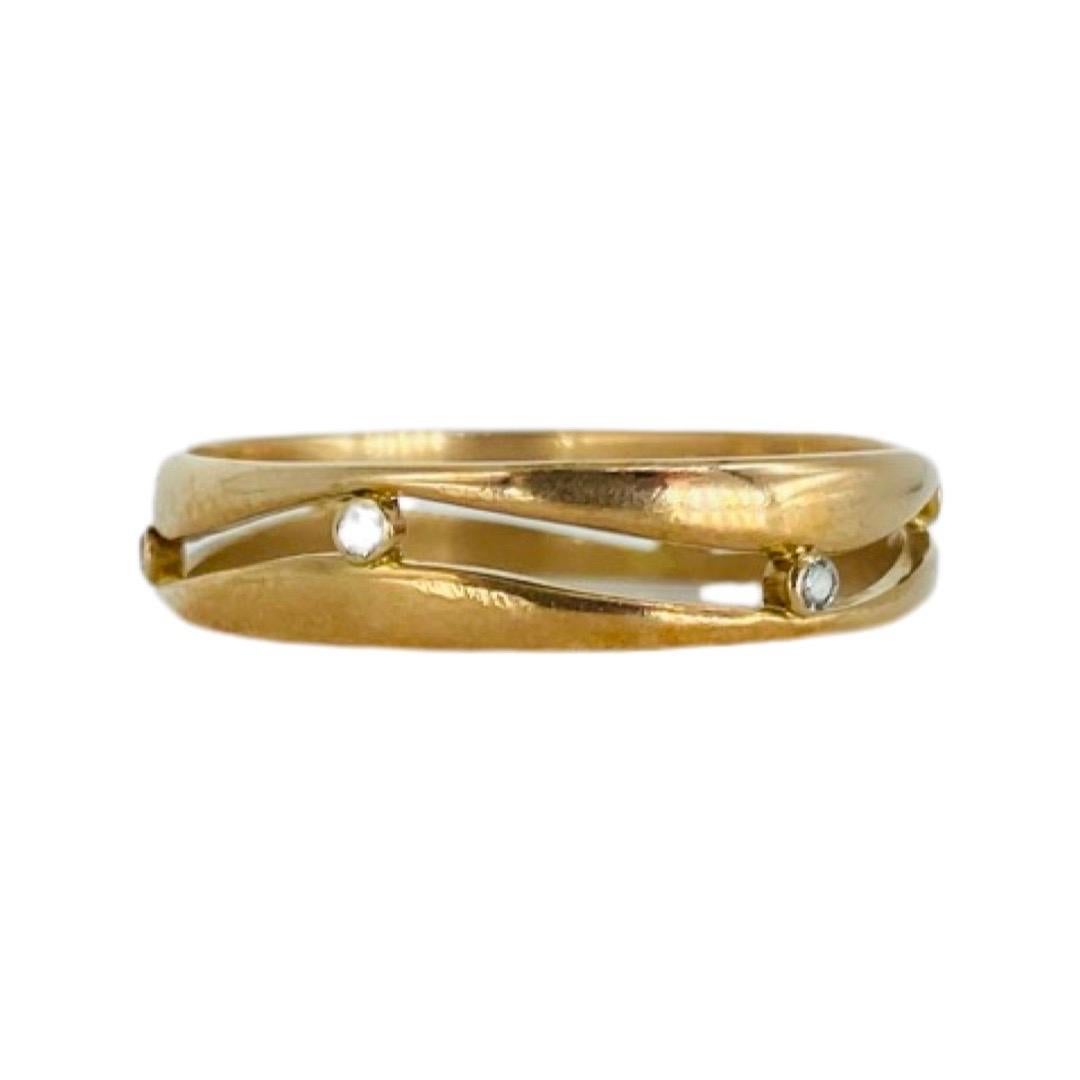 Vintage 0.06 Total Carat Weight Floating Diamond Band Ring 14k Rose Gold For Men.
Chaque diamant pèse environ 0,01 carat pour un poids total de 0,06 carat en diamants.
La bague est fabriquée en or rose 14 carats et porte la mention 585 pour la