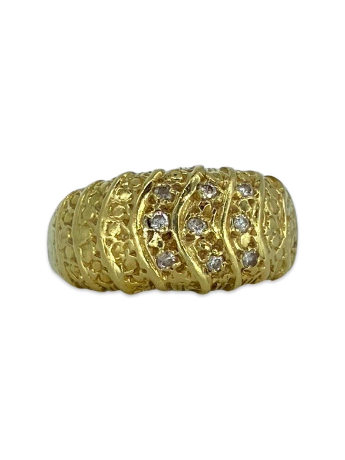 Vintage 0.10 Carat Diamonds Hammered Design Ring 18k Gold  In Good Condition For Sale In Miami, FL