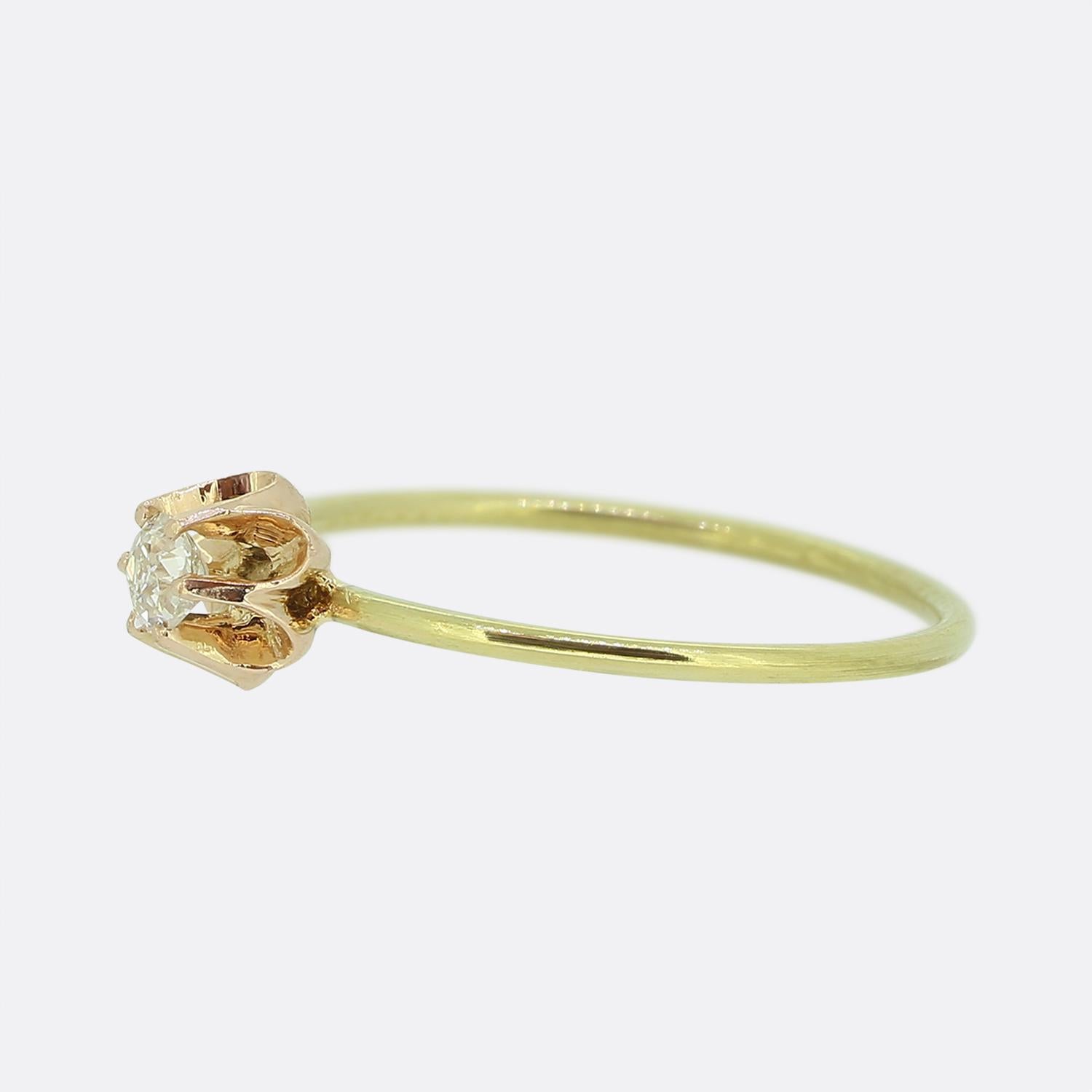 Hier haben wir einen wunderschön gearbeiteten Diamant-Solitärring. Dieses Vintage-Stück zeigt einen einzelnen Diamanten im Minenschliff von 0,12 Karat, der stolz in einer offenen, geschwungenen Roségoldfassung gefasst ist, die die Form eines