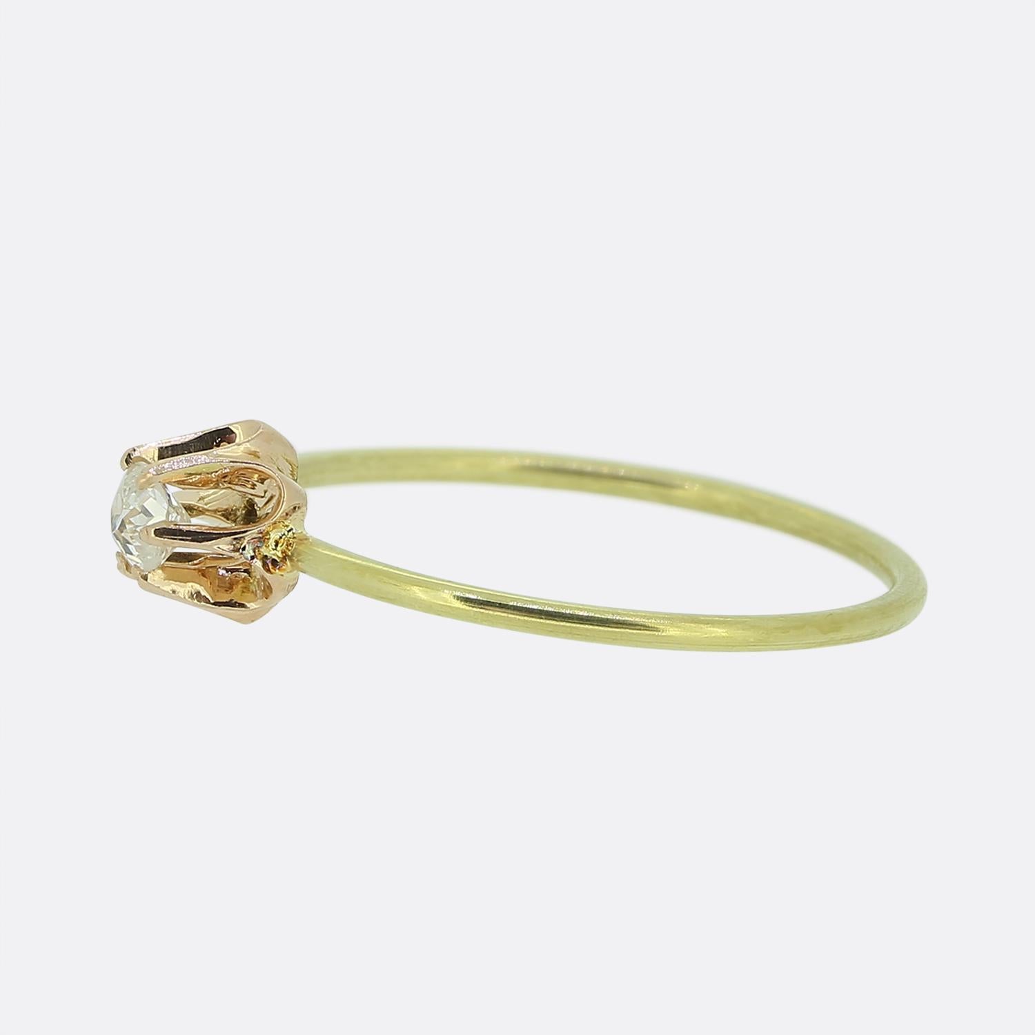 Hier haben wir einen wunderschön gearbeiteten Diamant-Solitärring. Dieses Vintage-Stück zeigt einen einzelnen Diamanten im alten europäischen Schliff von 0,12 Karat, der stolz in einer offenen, geschwungenen Roségoldfassung gefasst ist, die die Form
