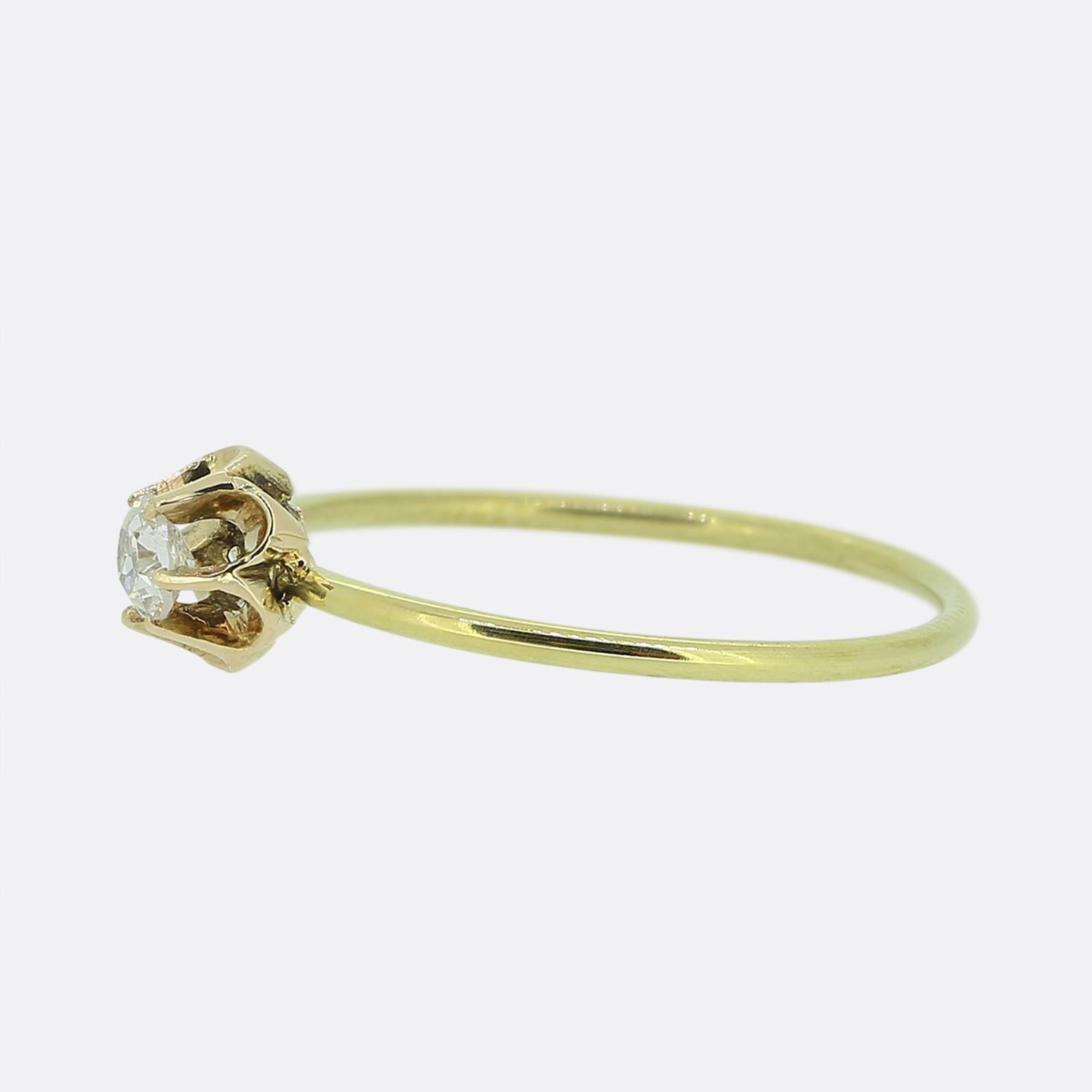 Hier haben wir einen wunderschön gearbeiteten Diamant-Solitärring. Dieses Vintage-Stück zeigt einen einzelnen Diamanten im Minenschliff von 0,12 Karat, der stolz in einer offenen, geschwungenen Roségoldfassung gefasst ist, die die Form eines