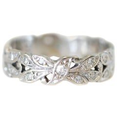 Vintage 0.16 Carat Diamond 14 Karat White Gold Floral Milgrain Band, circa 1940s