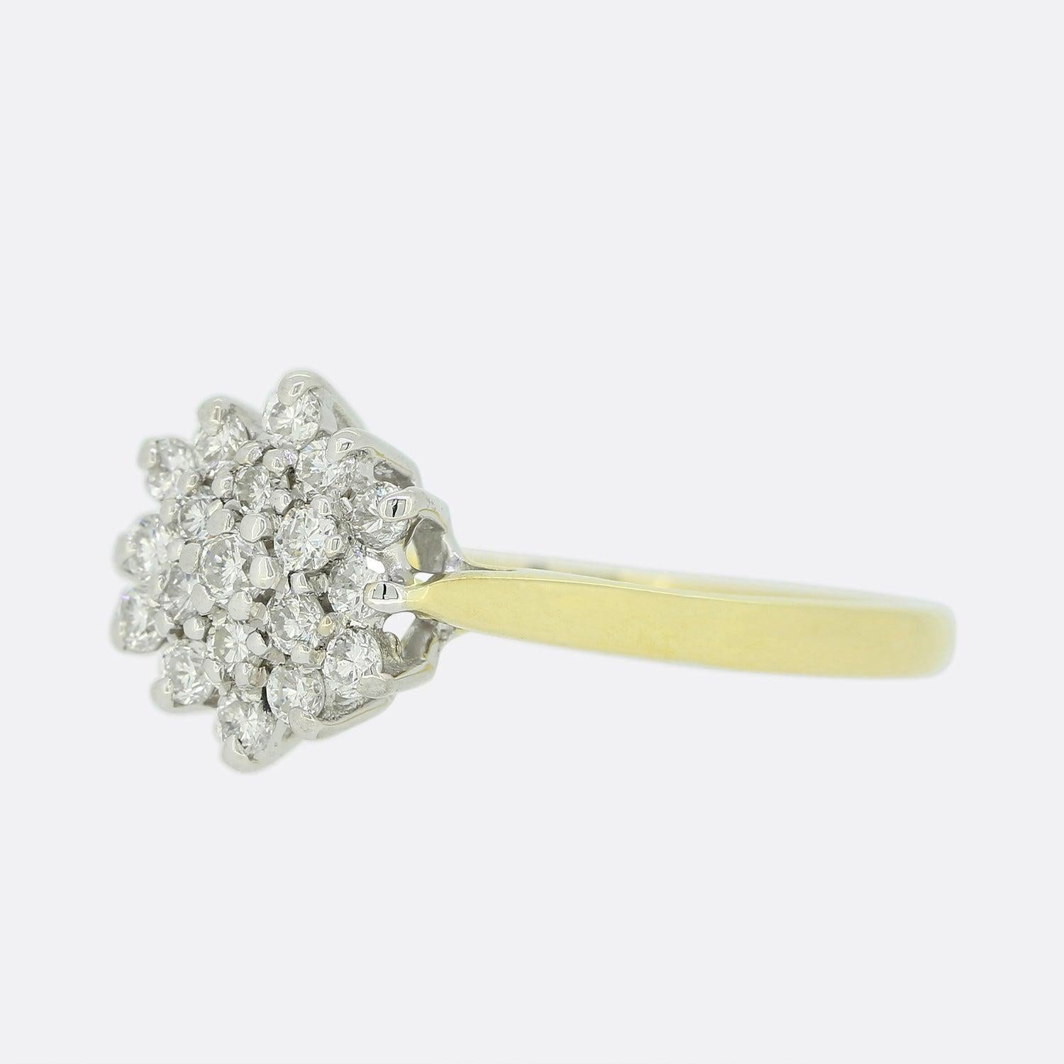 Dies ist Vintage 18ct Gelbgold Diamant Gänseblümchen Cluster Ring. Der Ring beherbergt eine Vielzahl von runden Diamanten im Brillantschliff in einer mehrschichtigen Fassung, die alle in Weißgold gefasst wurden, um ihr Funkeln zu verstärken.