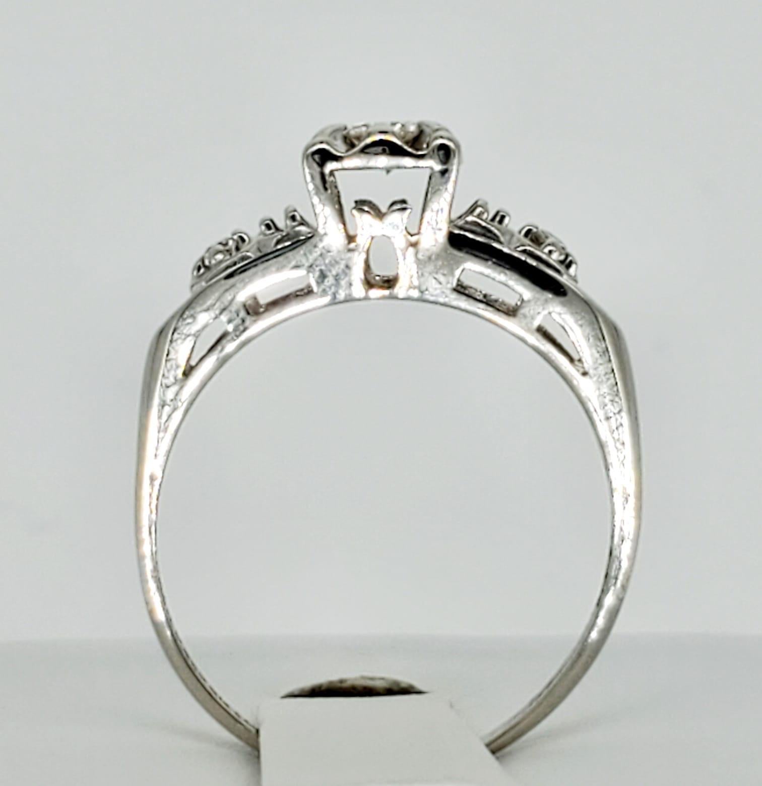 Vintage 0.20 Carat Diamond Engagement Ring 14 Karat In Excellent Condition For Sale In Miami, FL