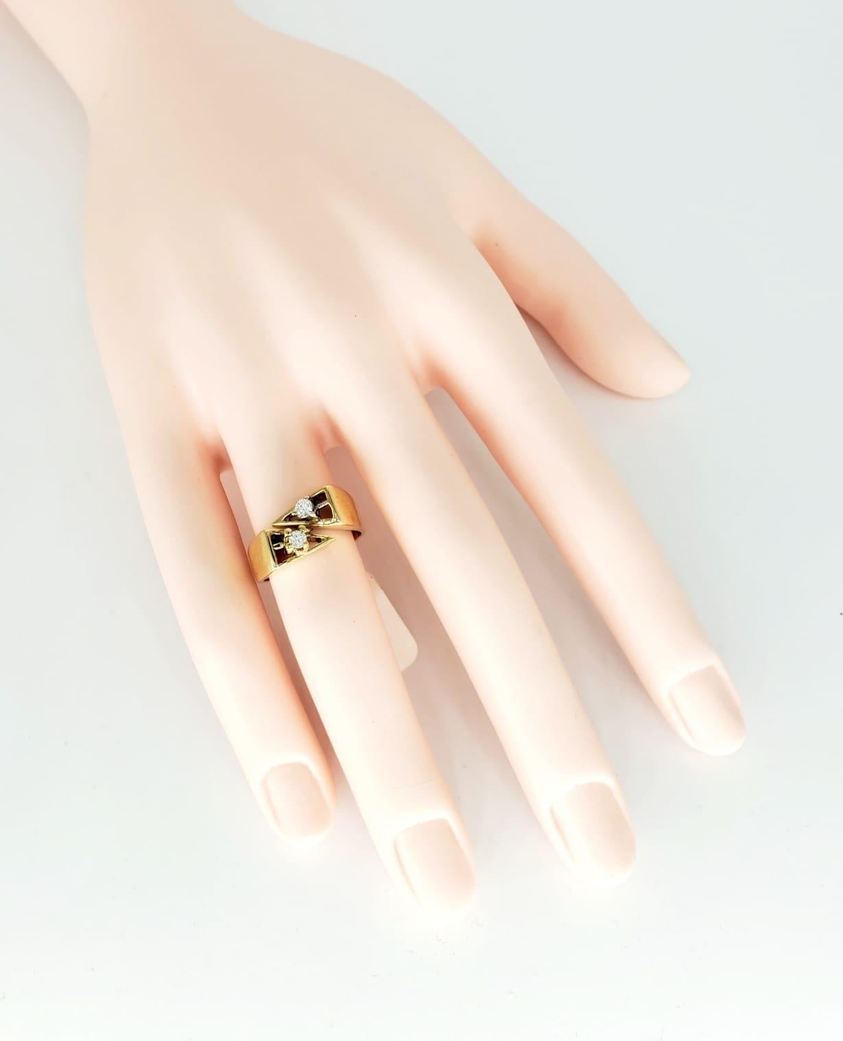 Vintage 0.20 Carat Diamond Abstract Design 14k Gold Ring. The ring features 2 H/VS natural diamonds. The ring is a size 6 and total weights 5.1 grams.