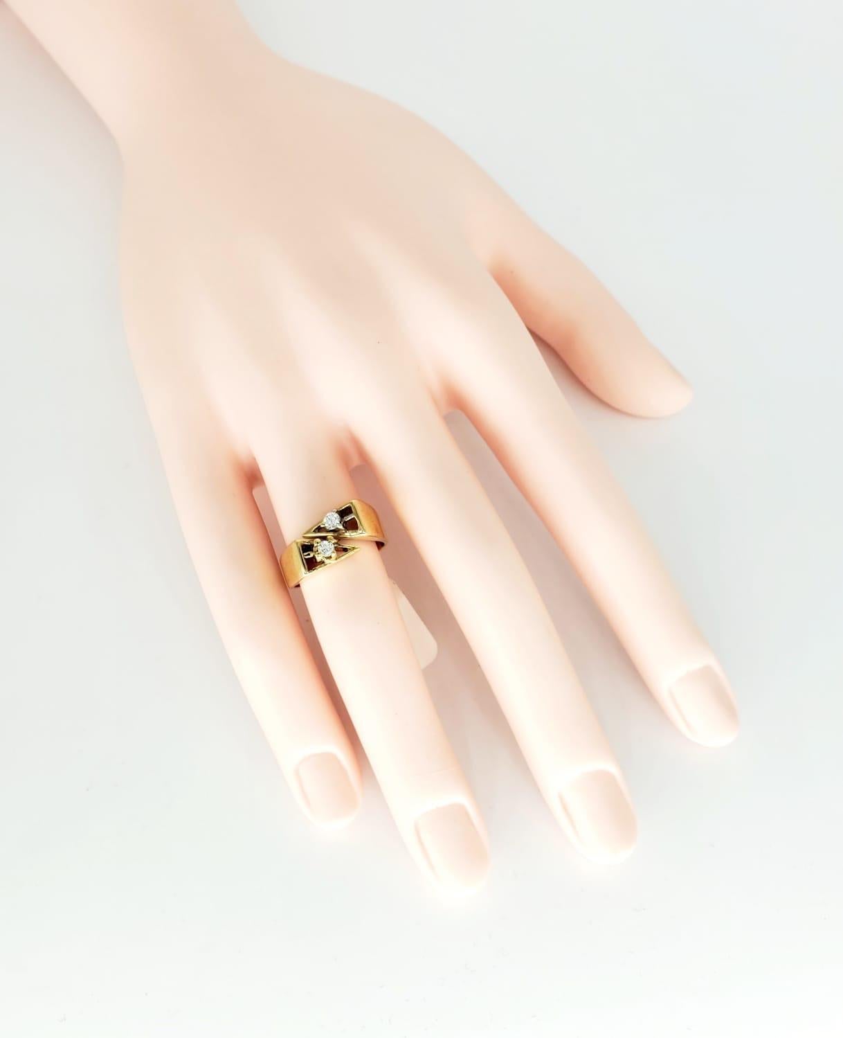 Round Cut Vintage 0.20 Carat H/VS Diamonds Abstract Design 14k Gold Ring For Sale