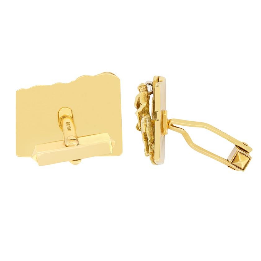Ces boutons de manchette uniques représentent un jockey à cheval, en or jaune 18 carats. Chaque bouton de manchette est orné d'un diamant rond brillant de 0,10 carat au sommet du trophée vers lequel le jockey se dirige. La qualité des diamants est